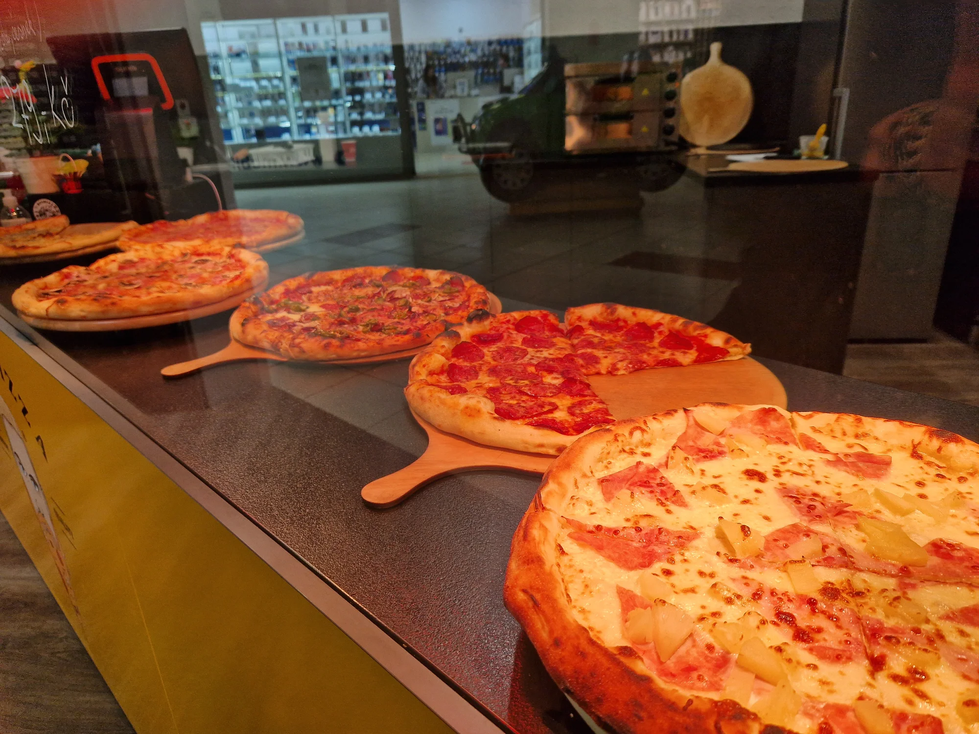 Zažeňte hlad: čtvrtina pizzy o průměru 40 cm podle výběru v OC Královo Pole
