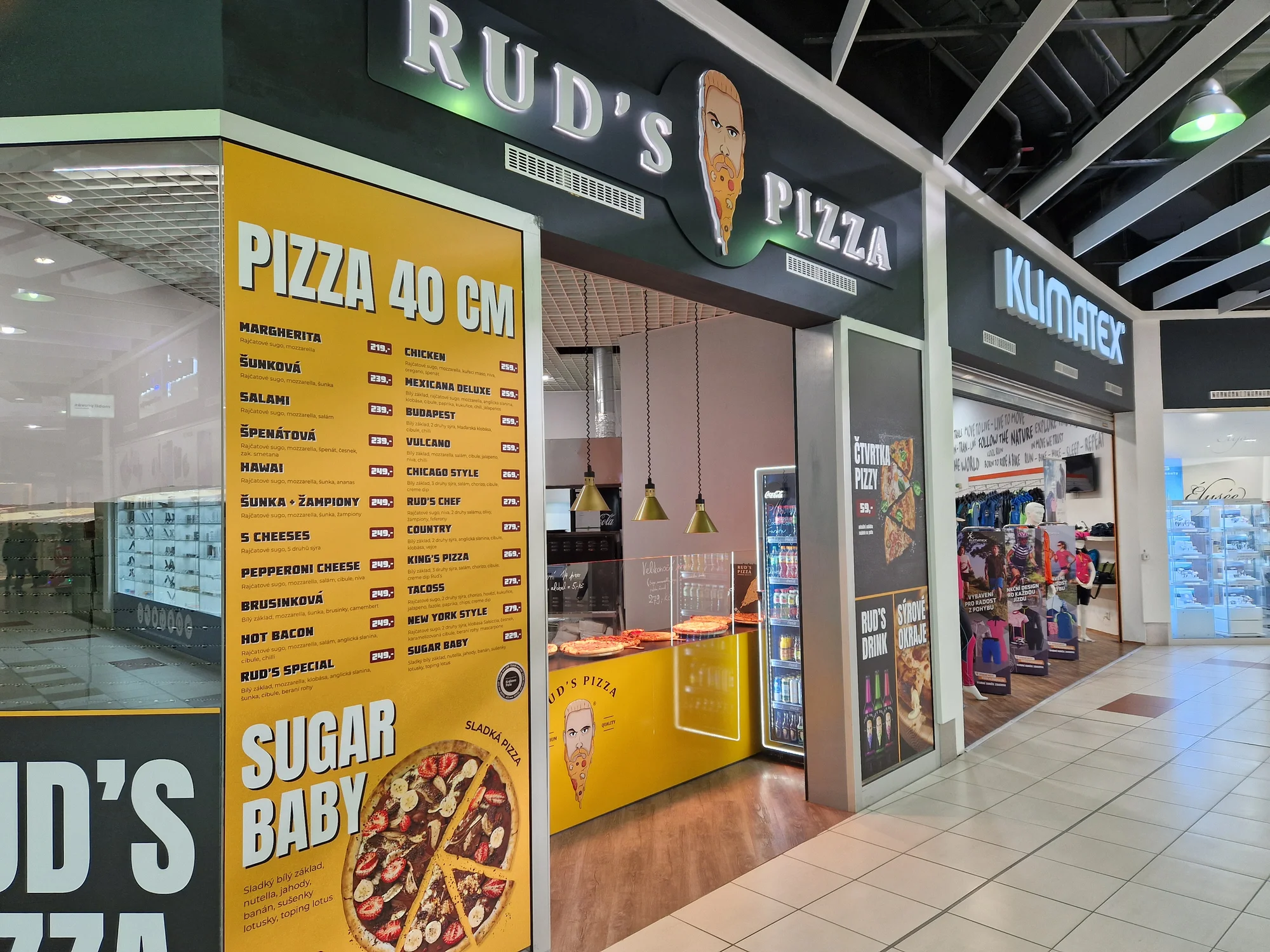 Zažeňte hlad: čtvrtina pizzy o průměru 40 cm podle výběru v OC Královo Pole