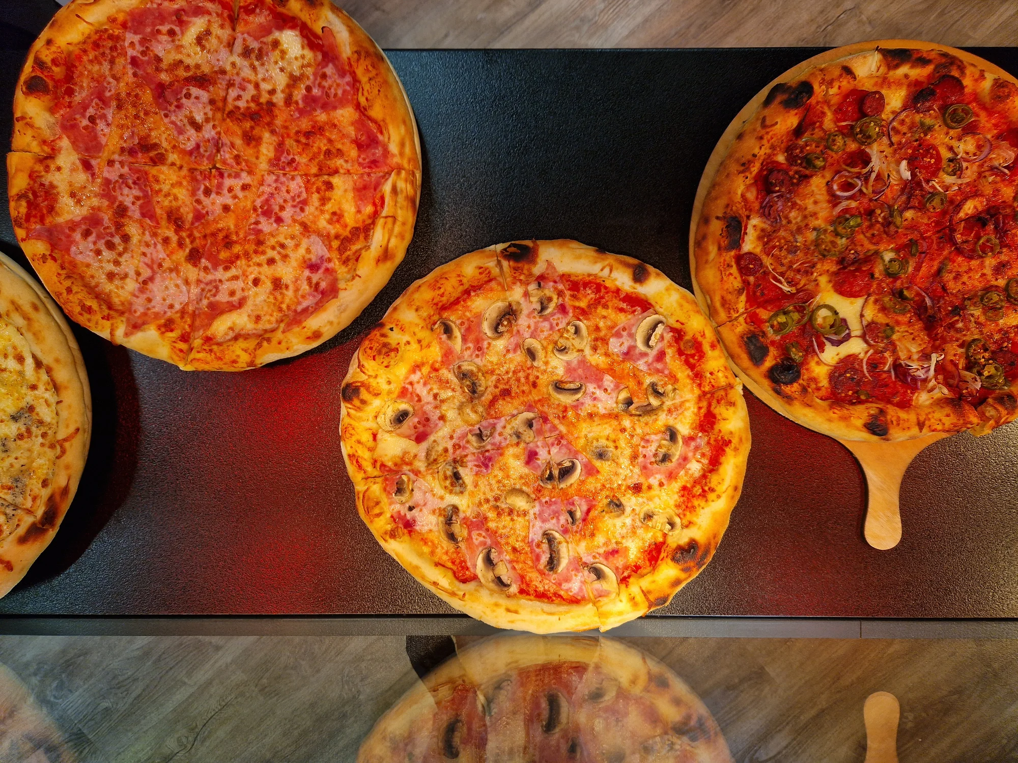 Zažeňte hlad: čtvrtina pizzy o průměru 40 cm podle výběru v OC Královo Pole