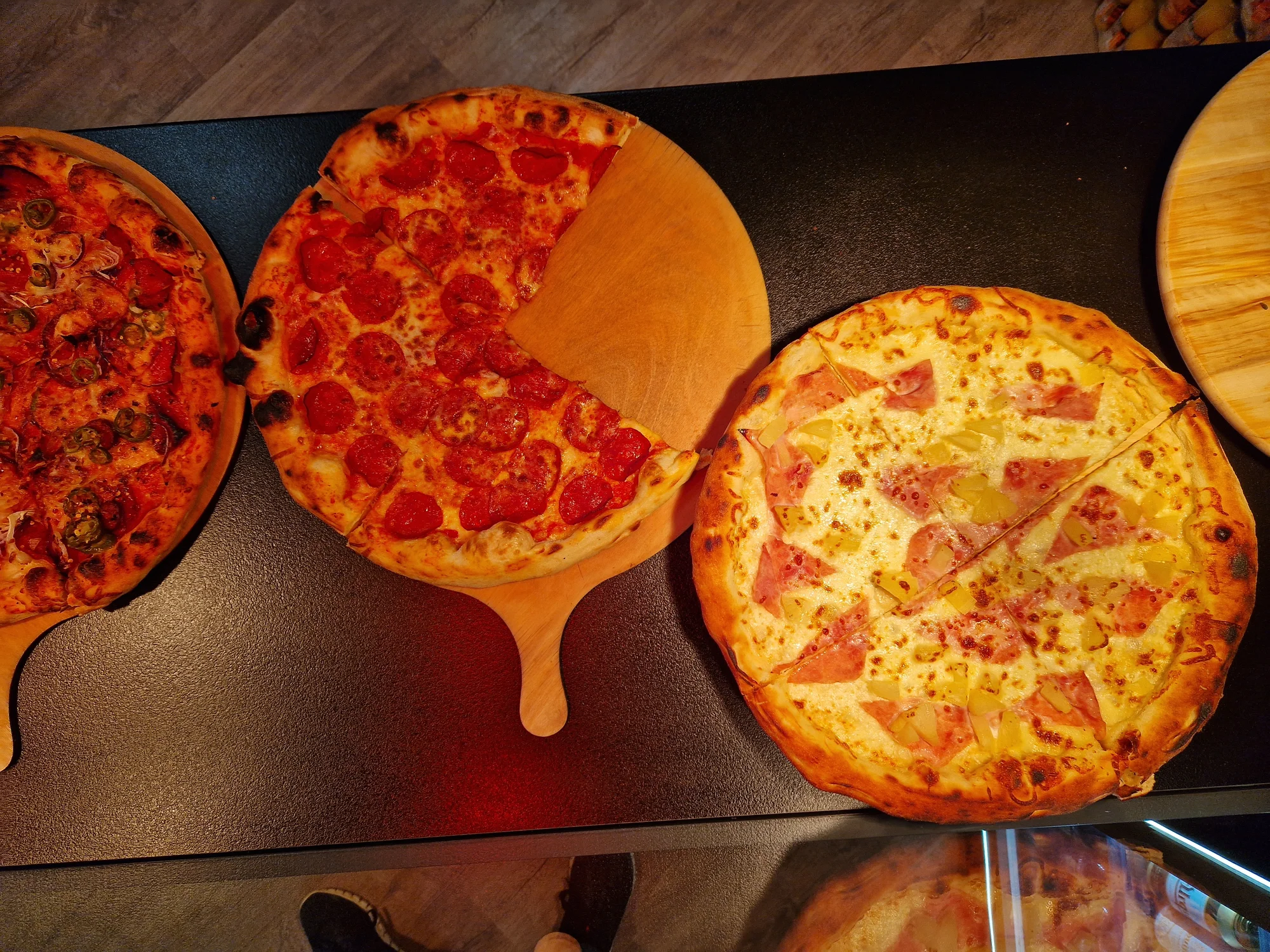 Zažeňte hlad: čtvrtina pizzy o průměru 40 cm podle výběru v OC Královo Pole