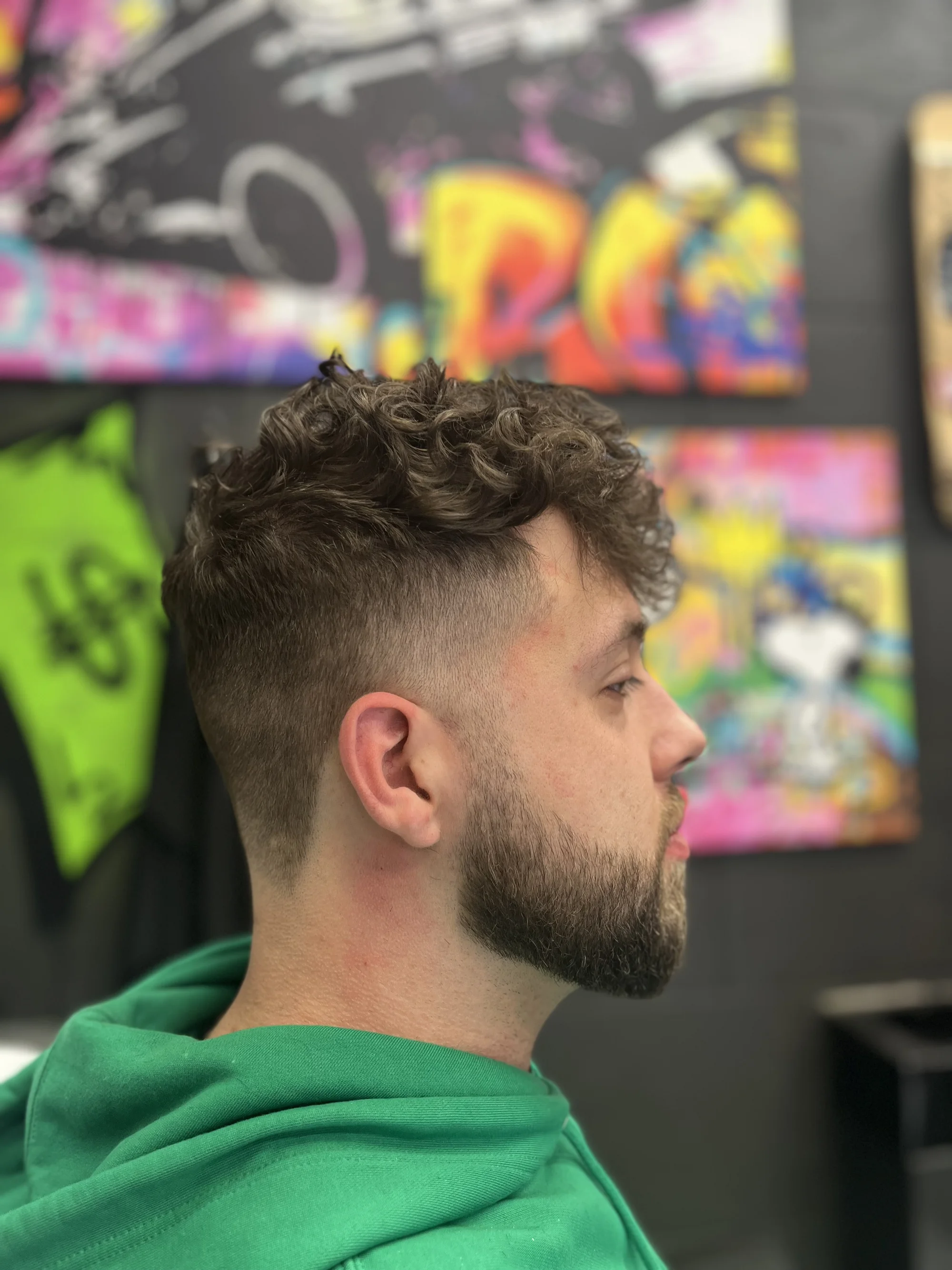 Stříhání vlasů, úprava vousů i full servis v barbershopu od Džestra