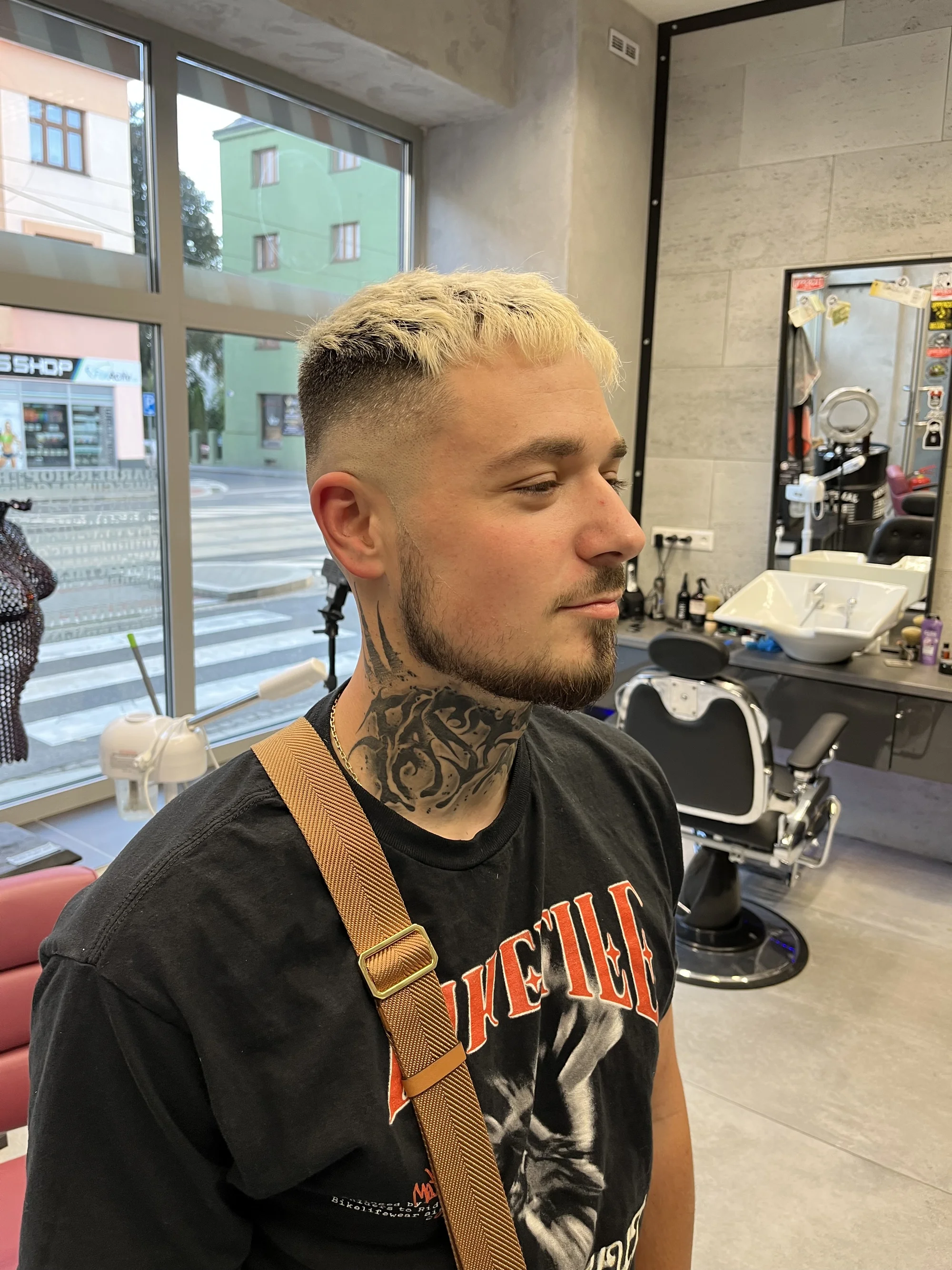 Stříhání vlasů, úprava vousů i full servis v barbershopu od Džestra