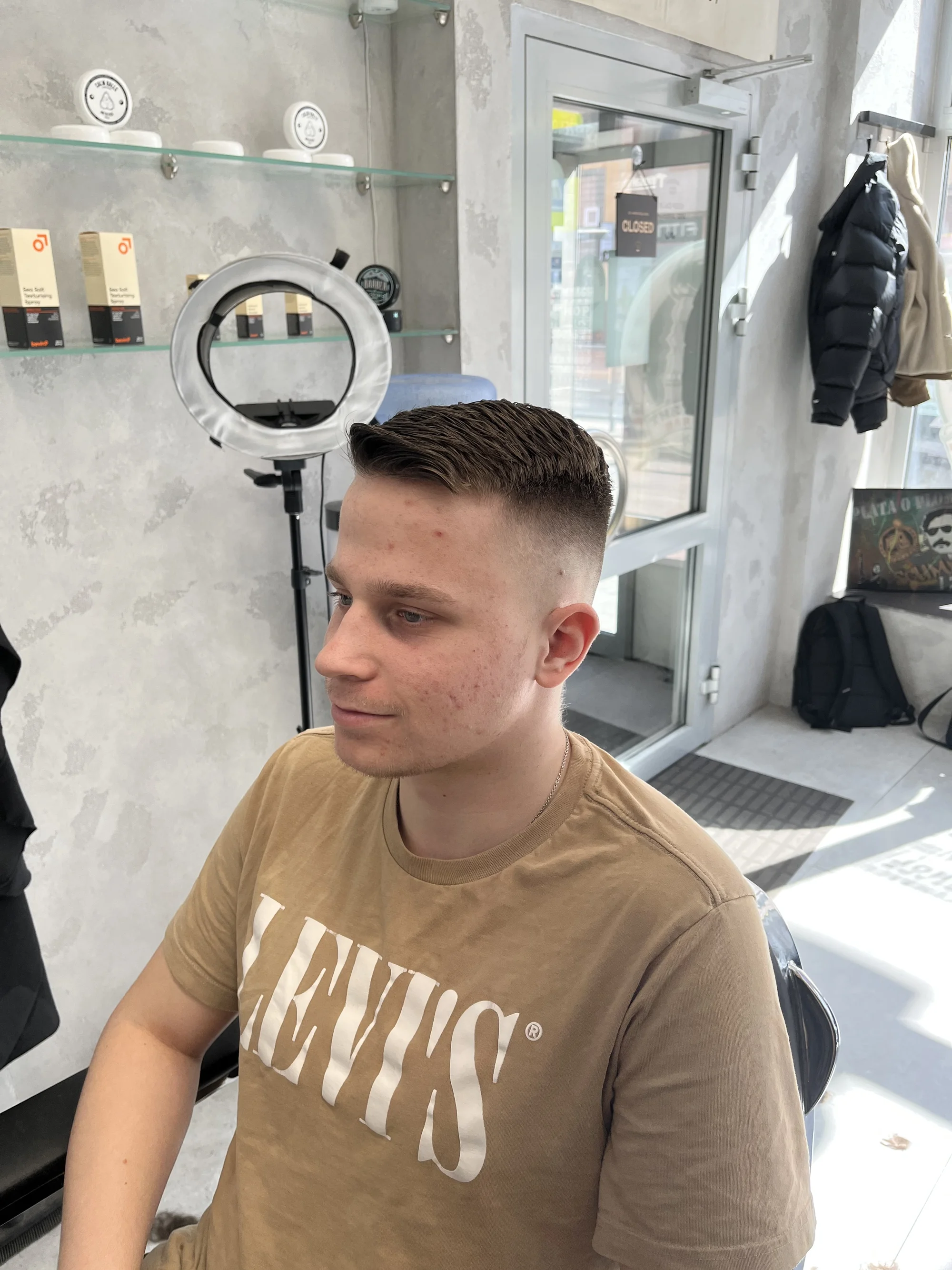 Stříhání vlasů, úprava vousů i full servis v barbershopu od Džestra