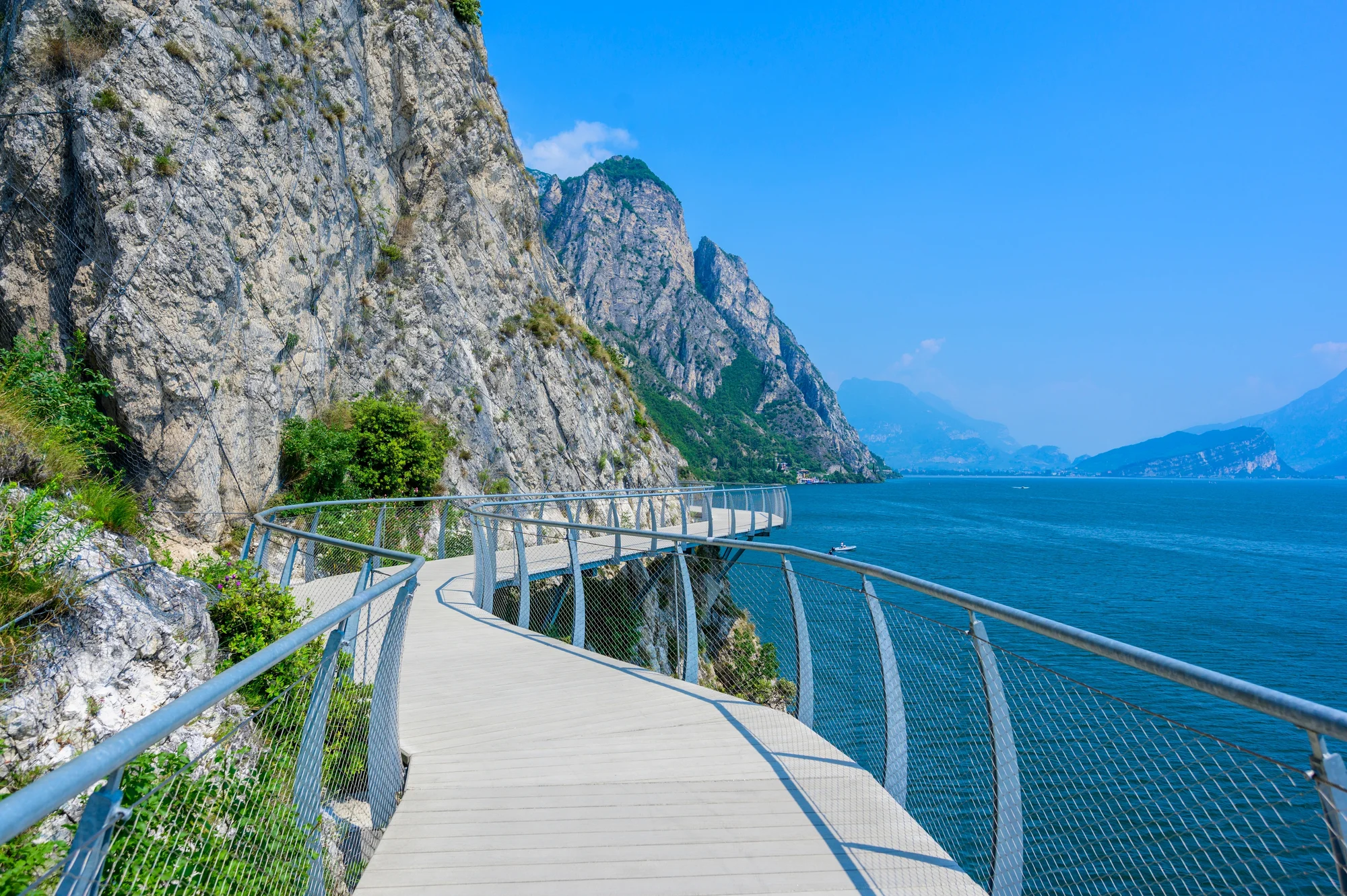 Dovolená u Lago di Garda: 3* hotel u jezera se snídaní, v létě venkovní bazén