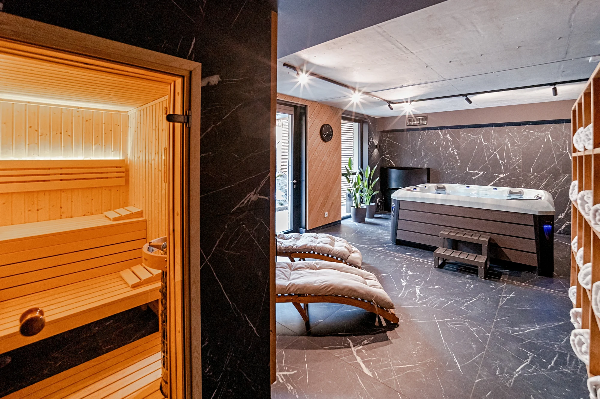 Dovolená v moderním hotelu v Zakopaném: privátní wellness, možnost snídaní i apartmán s balkonem nebo terasou