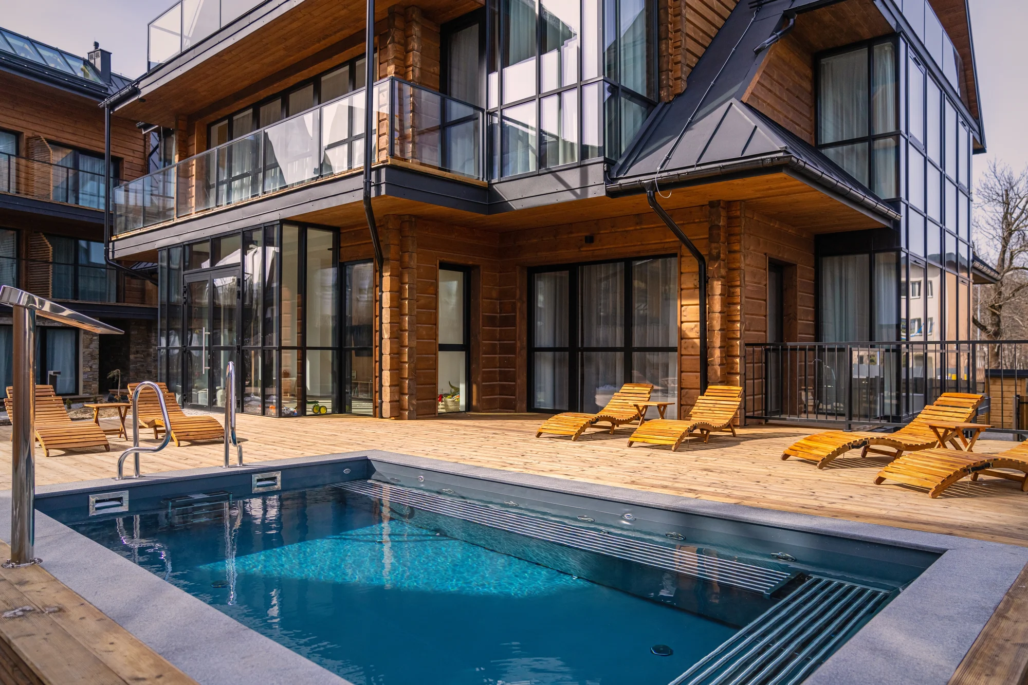 Dovolená v moderním hotelu v Zakopaném: privátní wellness, možnost snídaní i apartmán s balkonem nebo terasou