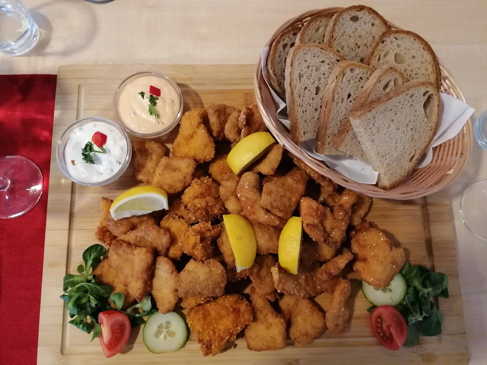 800 g vepřových a kuřecích řízků s dipem a chlebem i hodina bowlingu