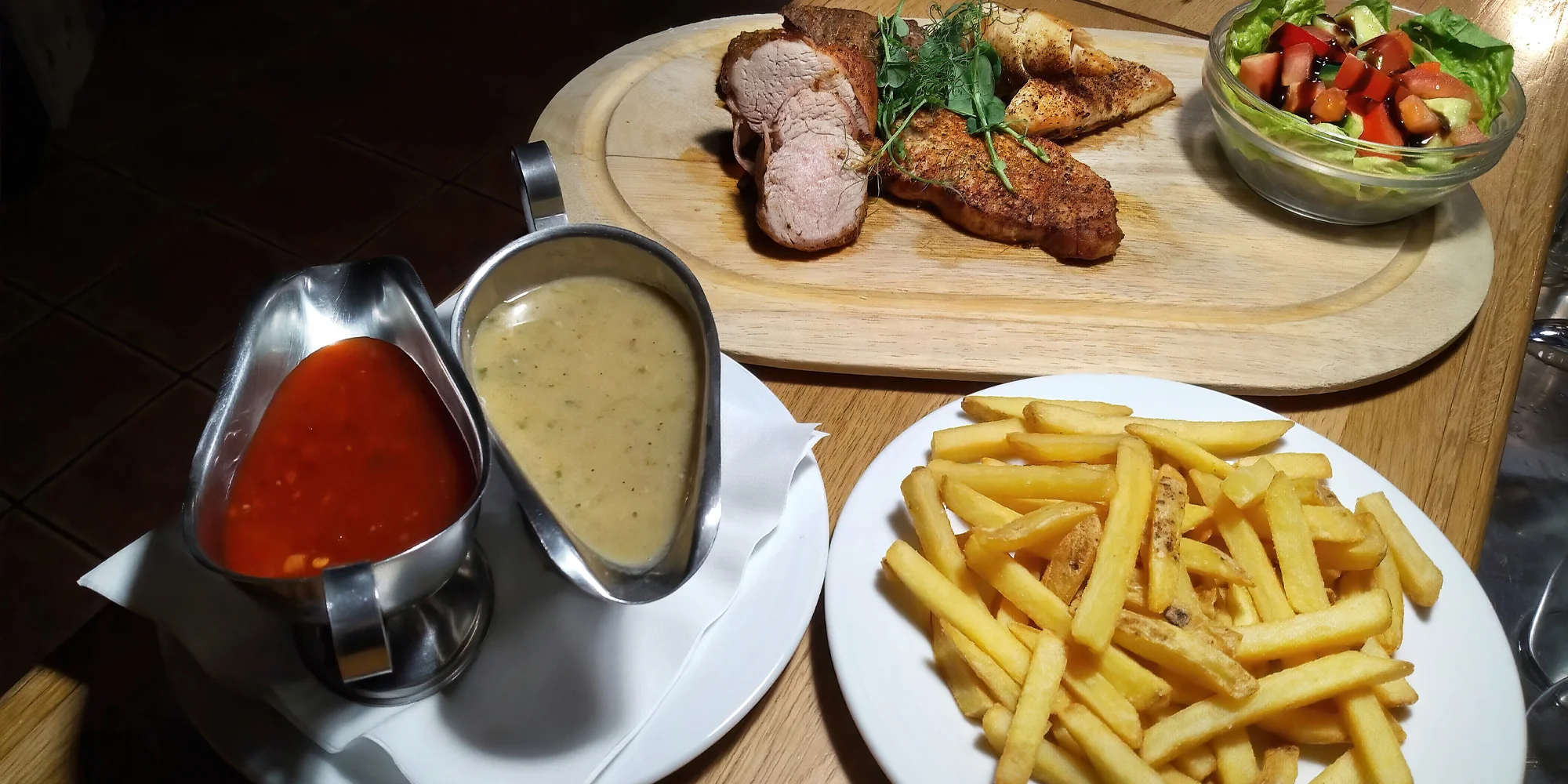 Steakové prkno pro 2–3 osoby: vepřová panenka i kotleta, kuřecí prsa i telecí rump steak