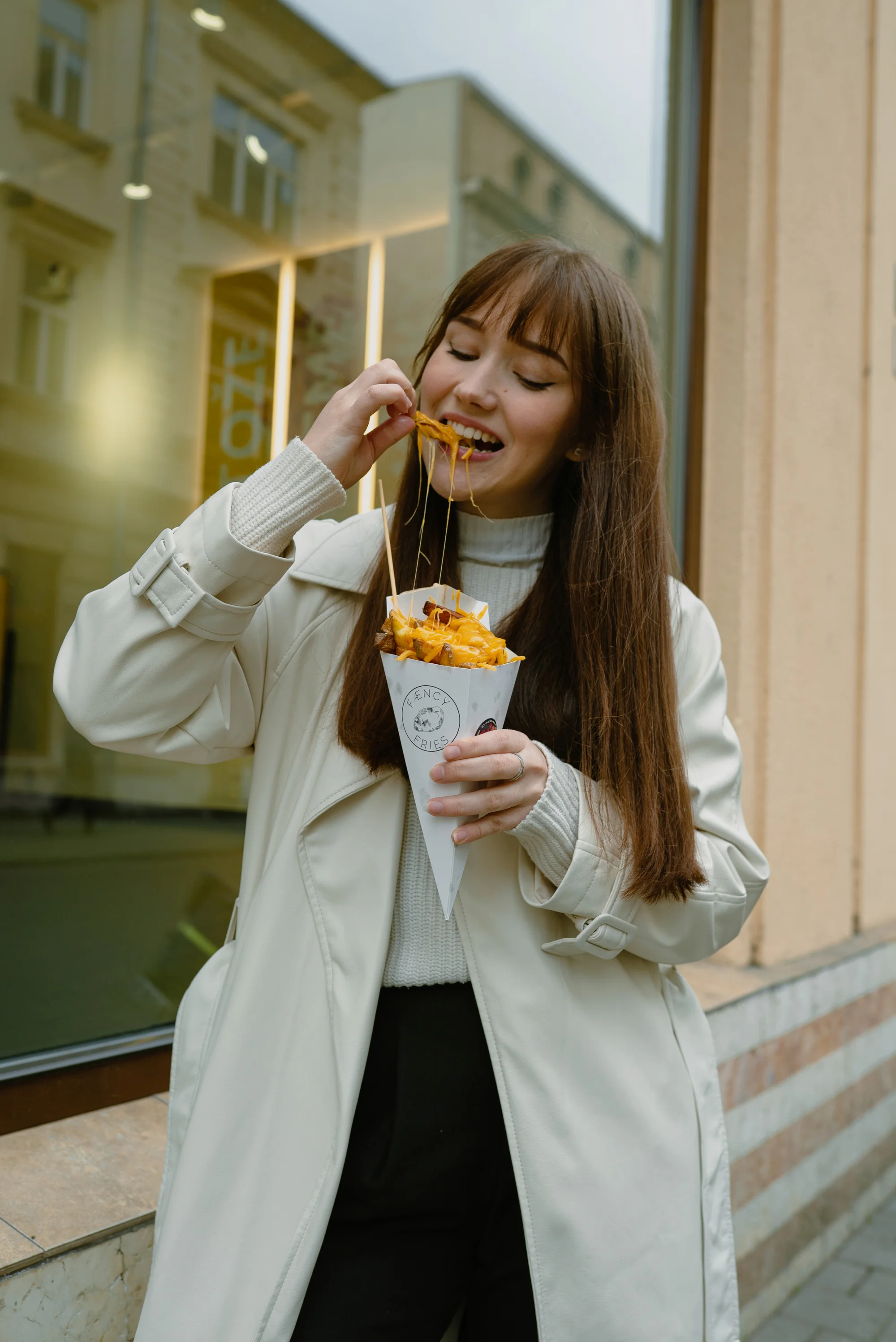 Velké hranolky s dipem i trhaným vepřovým a limonádou ve Fæncy Fries