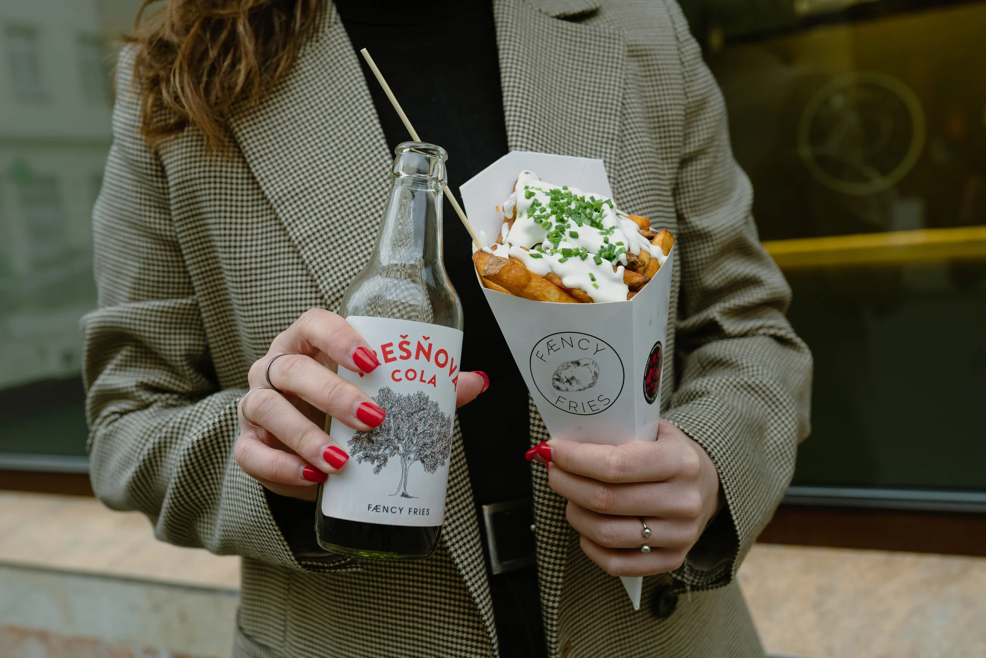 Velké hranolky s dipem i trhaným vepřovým a limonádou ve Fæncy Fries
