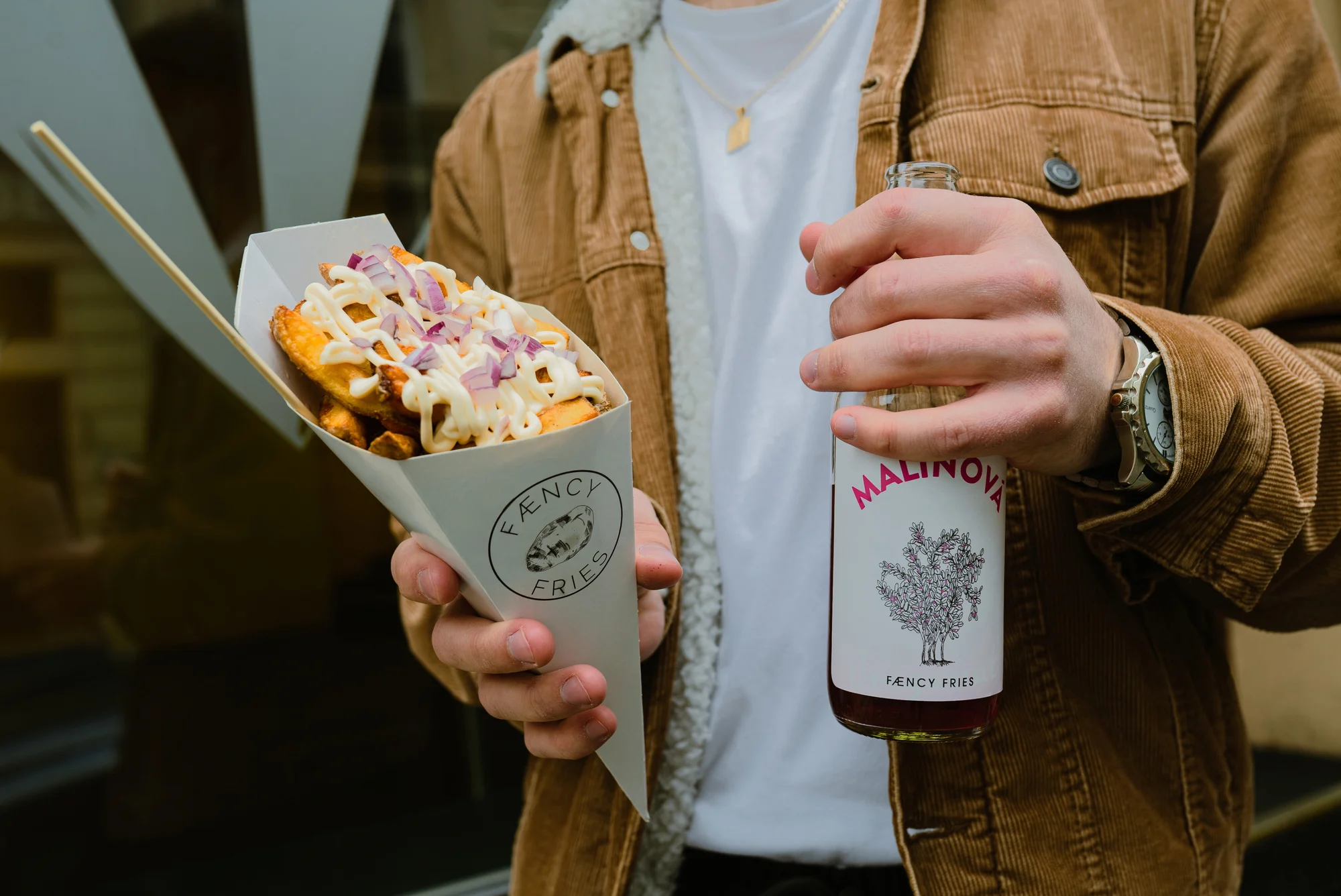 Velké hranolky s dipem nebo i trhaným vepřovým či limonádou ve Fæncy Fries