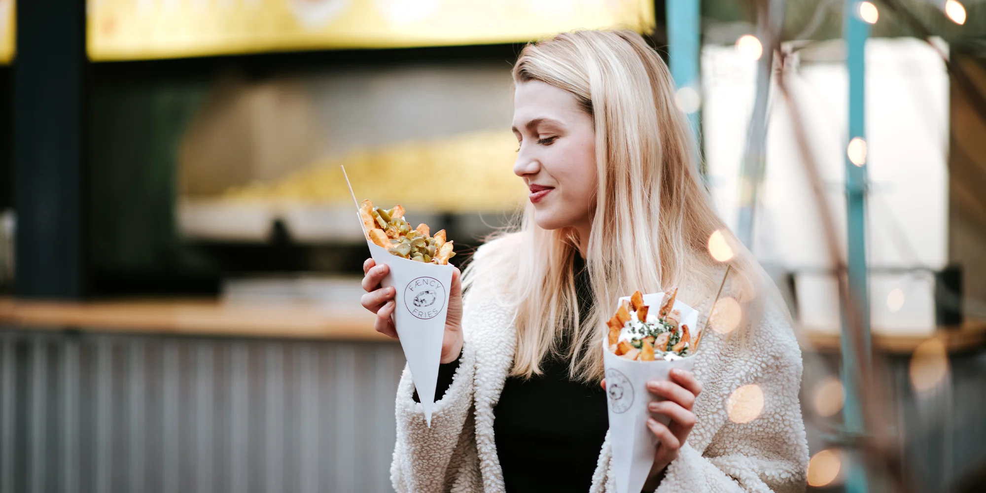 Velké hranolky s dipem i trhaným vepřovým a limonádou ve Fæncy Fries