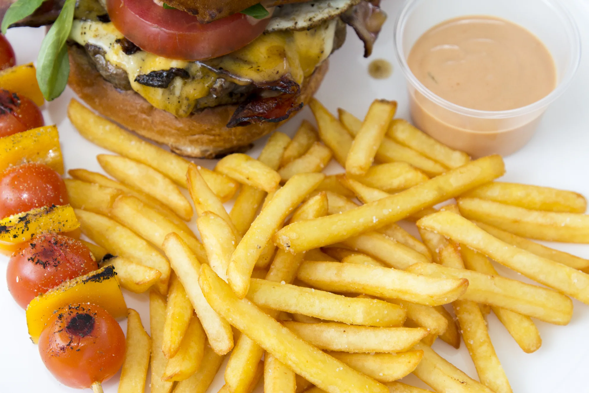 Burger podle výběru z několika druhů, hranolky, dip a zeleninový špíz k odnosu s sebou