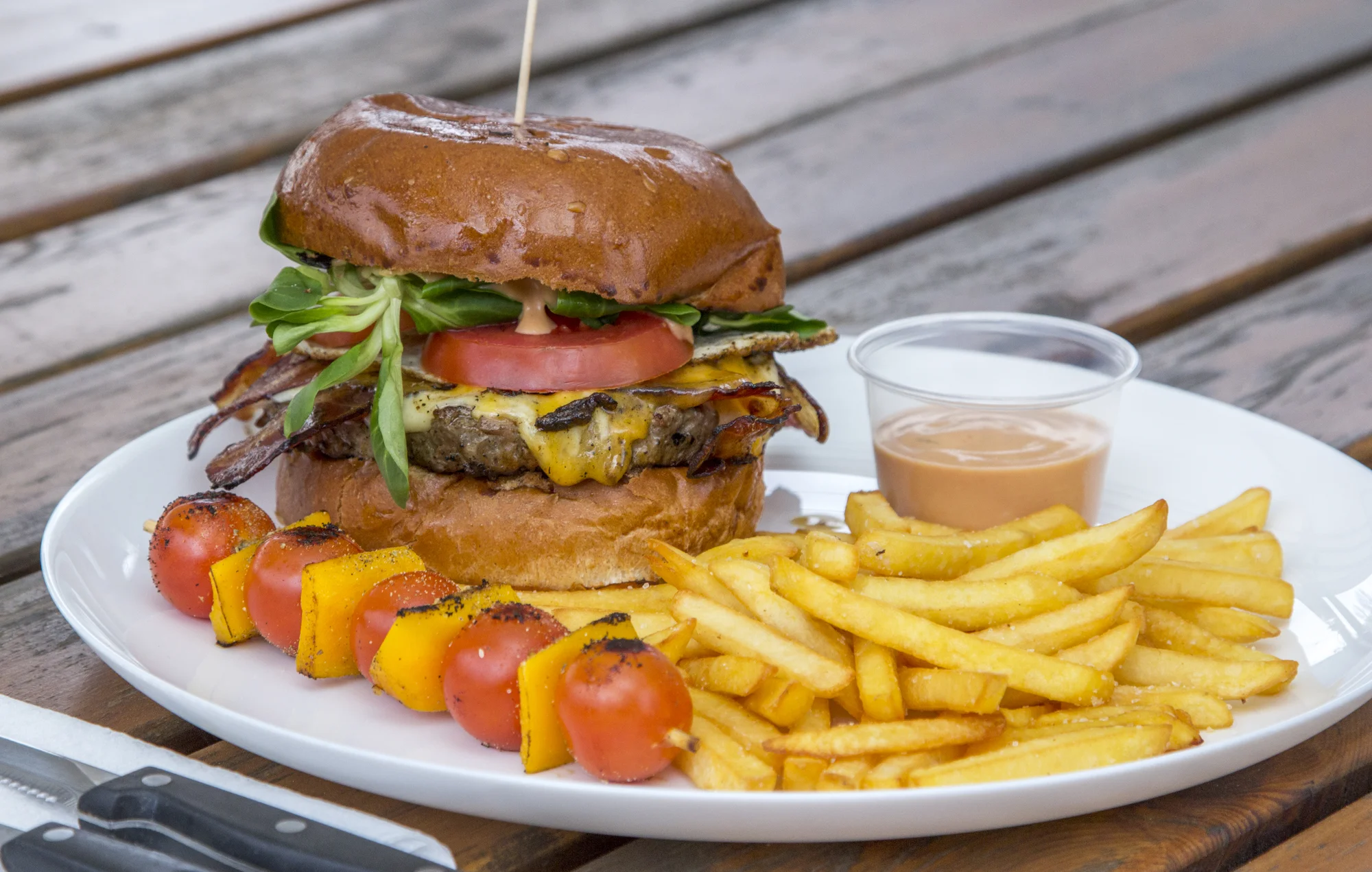 Burger podle výběru z několika druhů, hranolky, dip a zeleninový špíz k odnosu s sebou