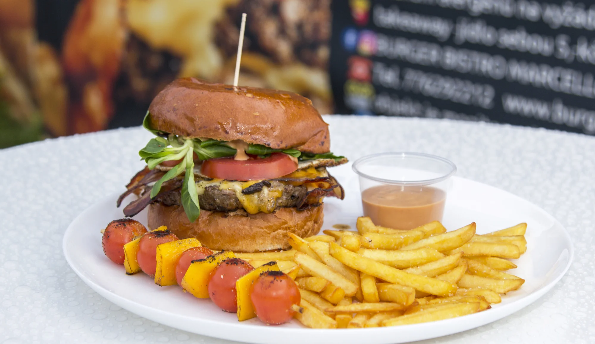 Burger podle výběru z několika druhů, hranolky, dip a zeleninový špíz k odnosu s sebou