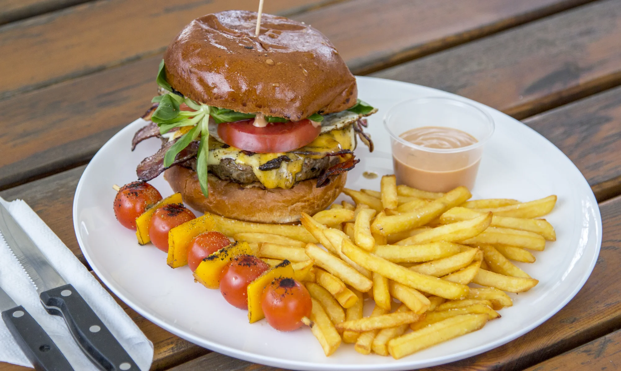 Burger podle výběru z několika druhů, hranolky, dip a zeleninový špíz k odnosu s sebou