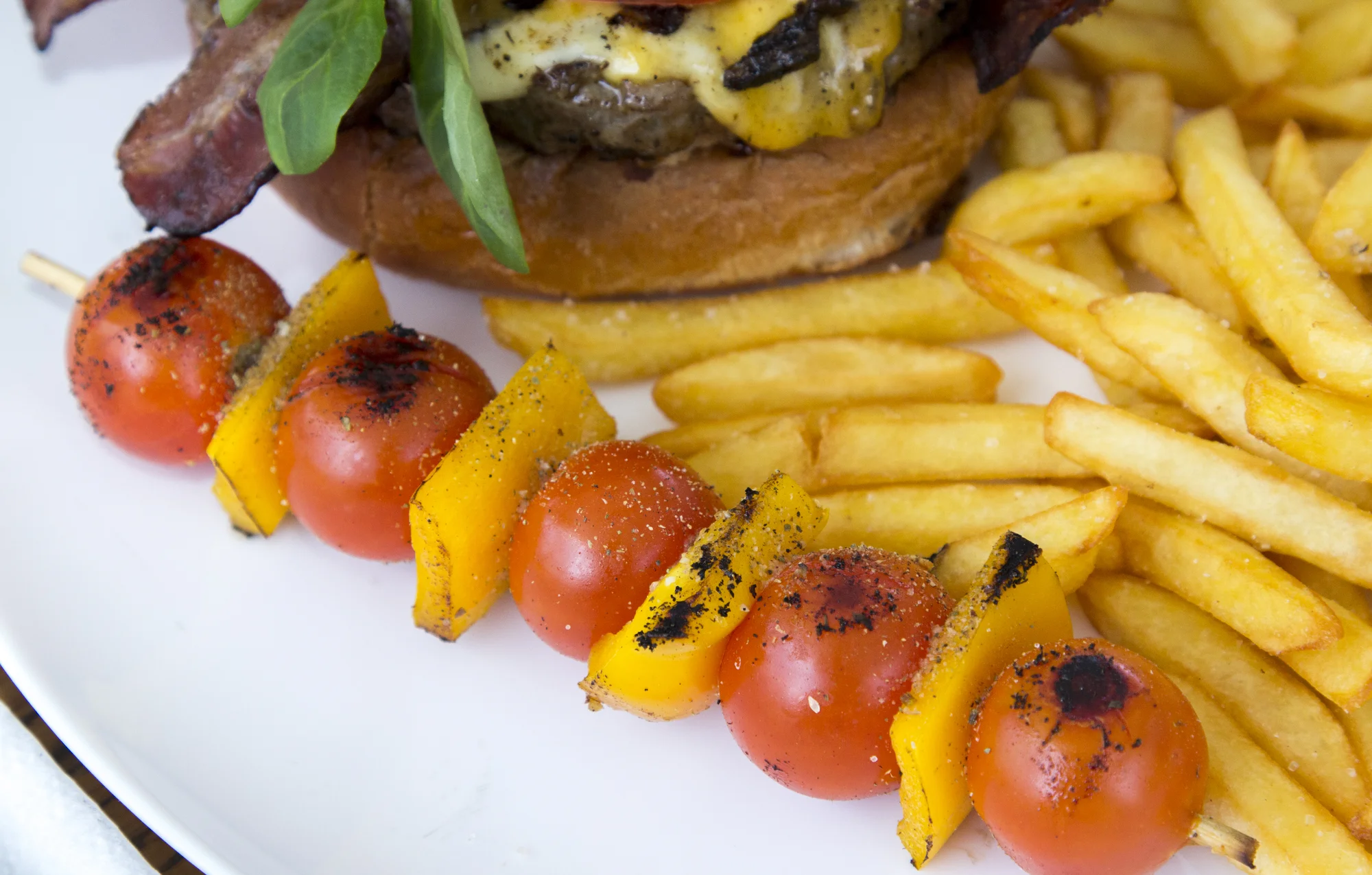 Burger podle výběru z několika druhů, hranolky, dip a zeleninový špíz k odnosu s sebou
