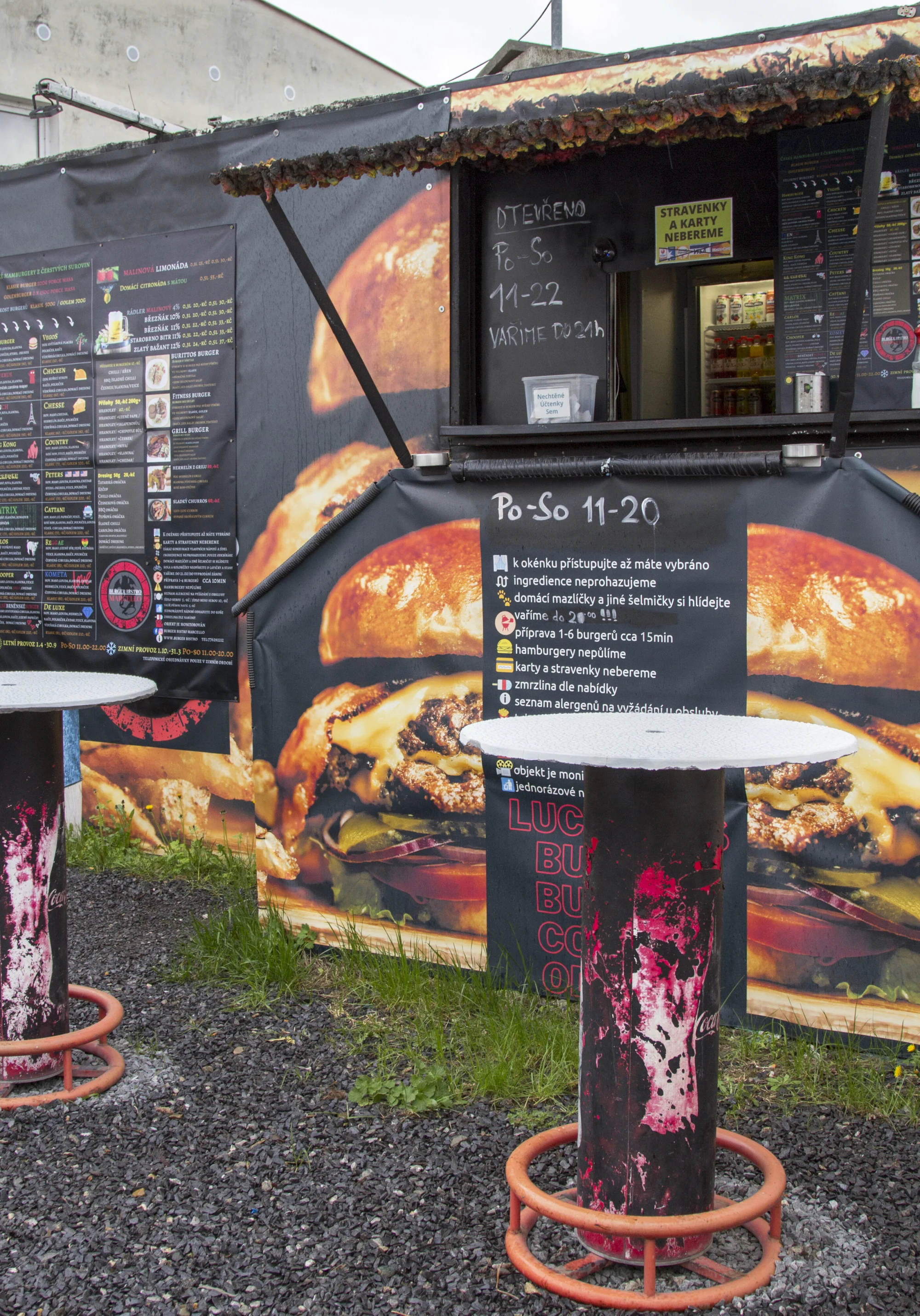 Burger podle výběru z několika druhů, hranolky, dip a zeleninový špíz k odnosu s sebou