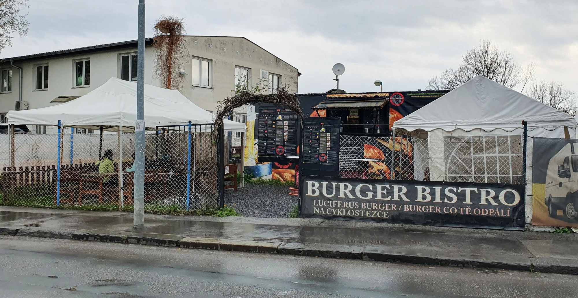 Burger podle výběru z několika druhů, hranolky, dip a zeleninový špíz k odnosu s sebou