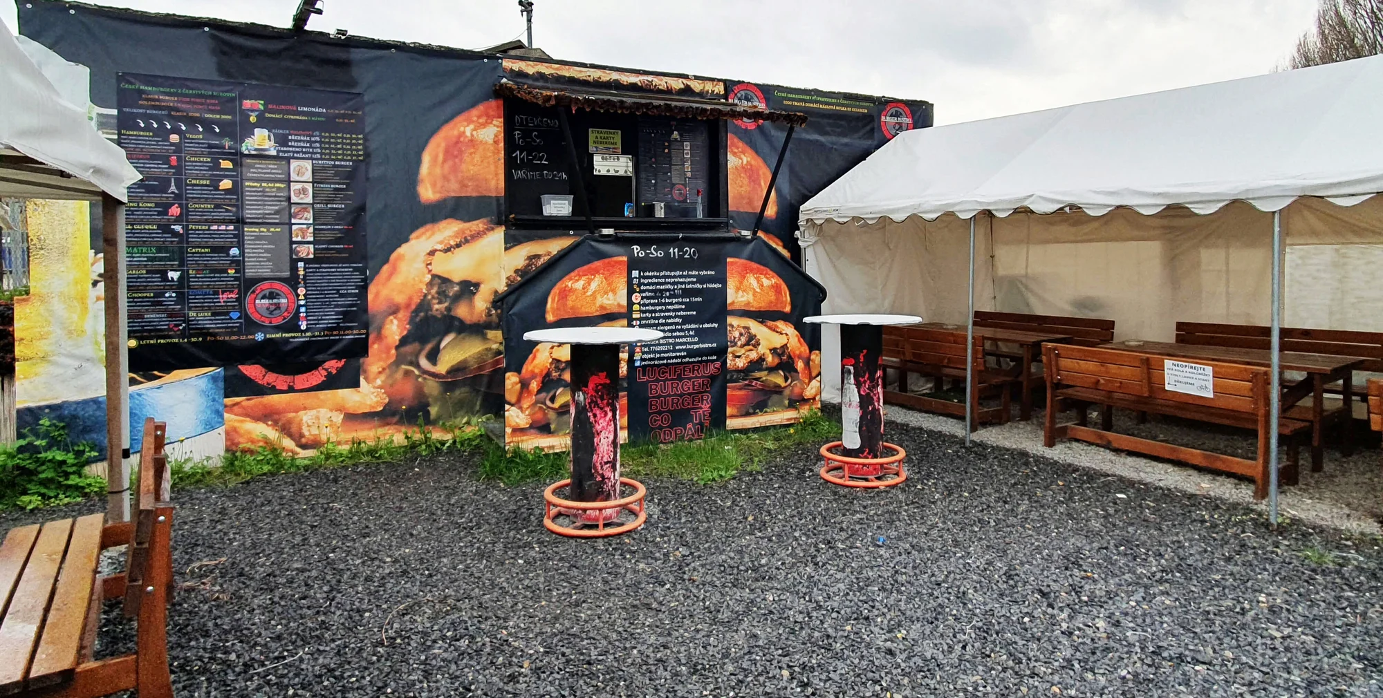 Burger podle výběru z několika druhů, hranolky, dip a zeleninový špíz k odnosu s sebou