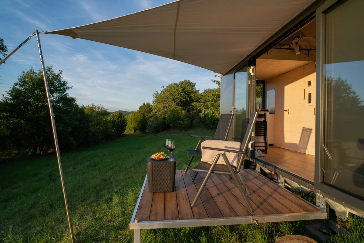 Glamping v moderním Tiny house u Semil pro pár i rodinu