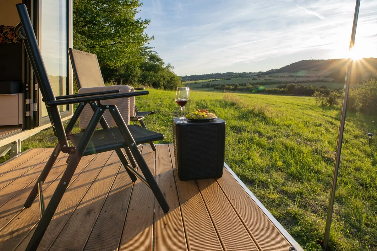 Glamping v moderním Tiny house u Semil pro pár i rodinu