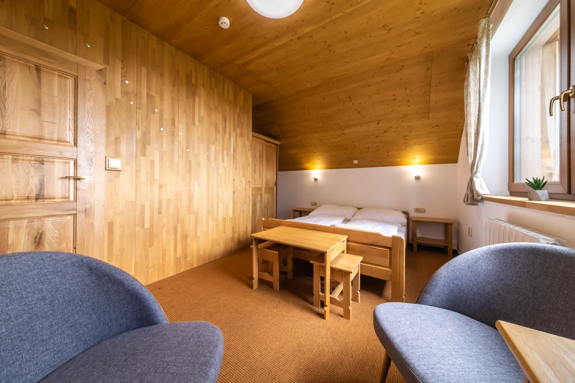 Horský hotel stojící na hřebeni Javorníků: strava i pobyt se saunou či elektrokoly