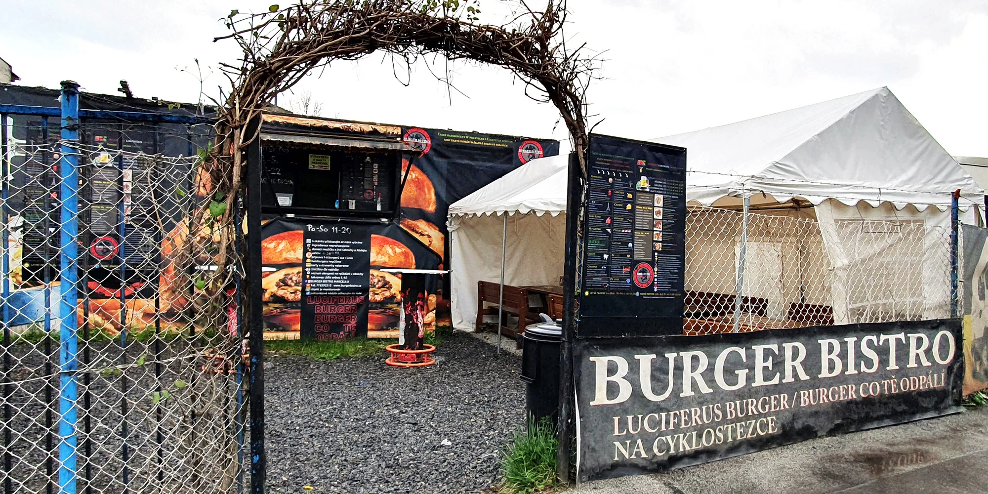 Burger podle výběru z několika druhů, hranolky, dip a zeleninový špíz k odnosu s sebou