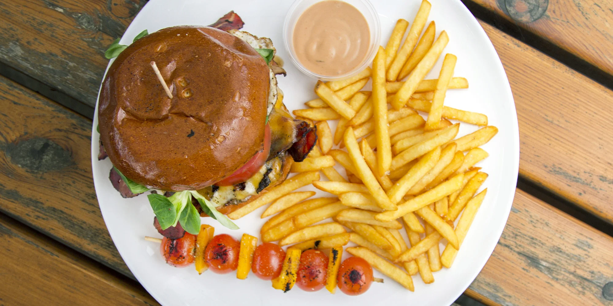Burger podle výběru z několika druhů, hranolky, dip a zeleninový špíz k odnosu s sebou