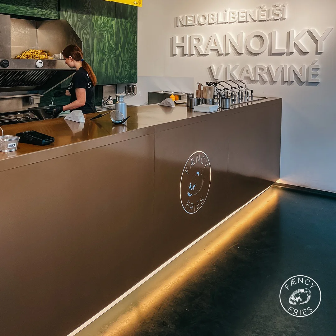 Velké hranolky s dipem i trhaným vepřovým a limonádou ve Fæncy Fries