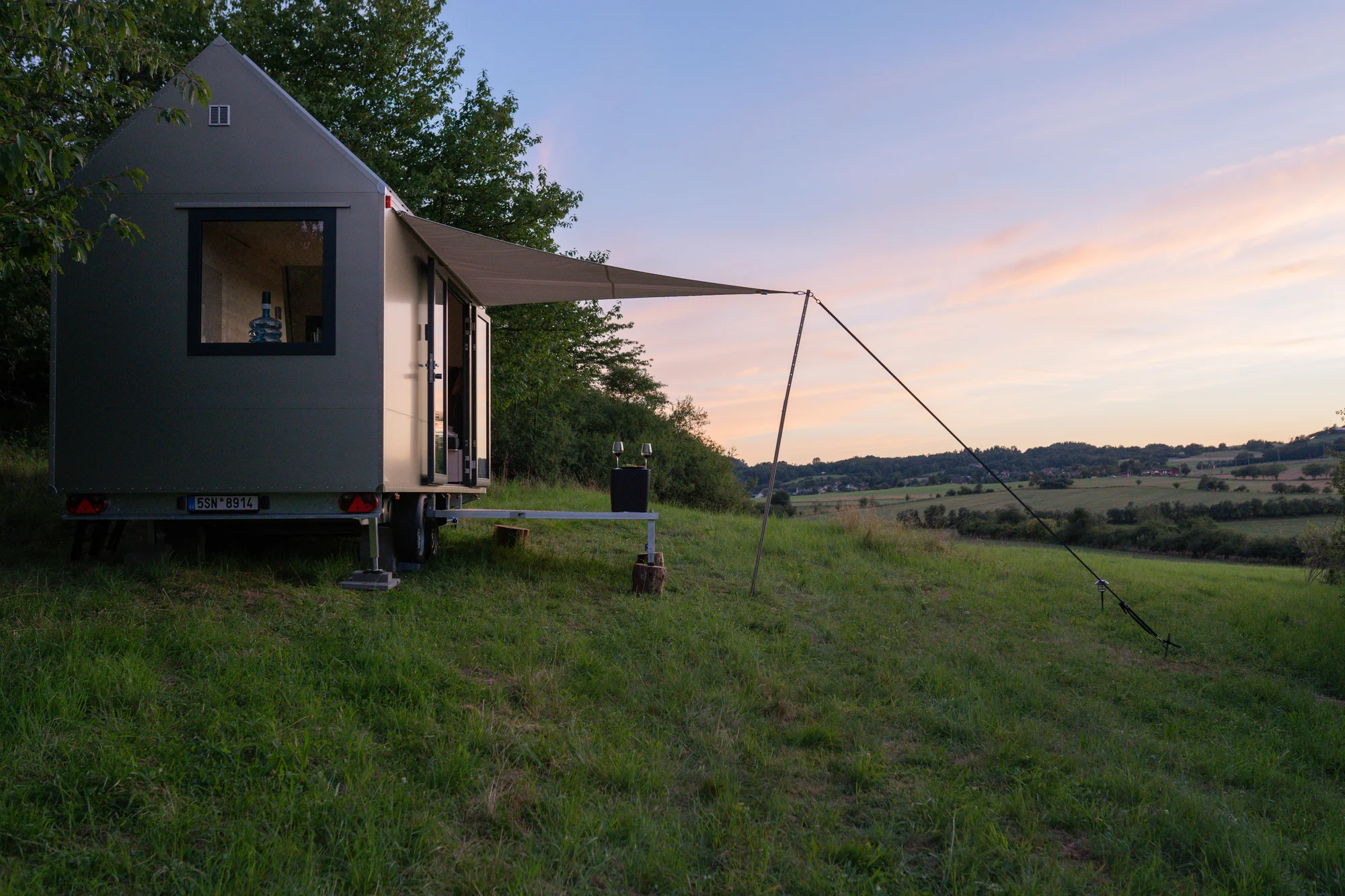 Glamping v moderním Tiny house u Semil pro pár i rodinu