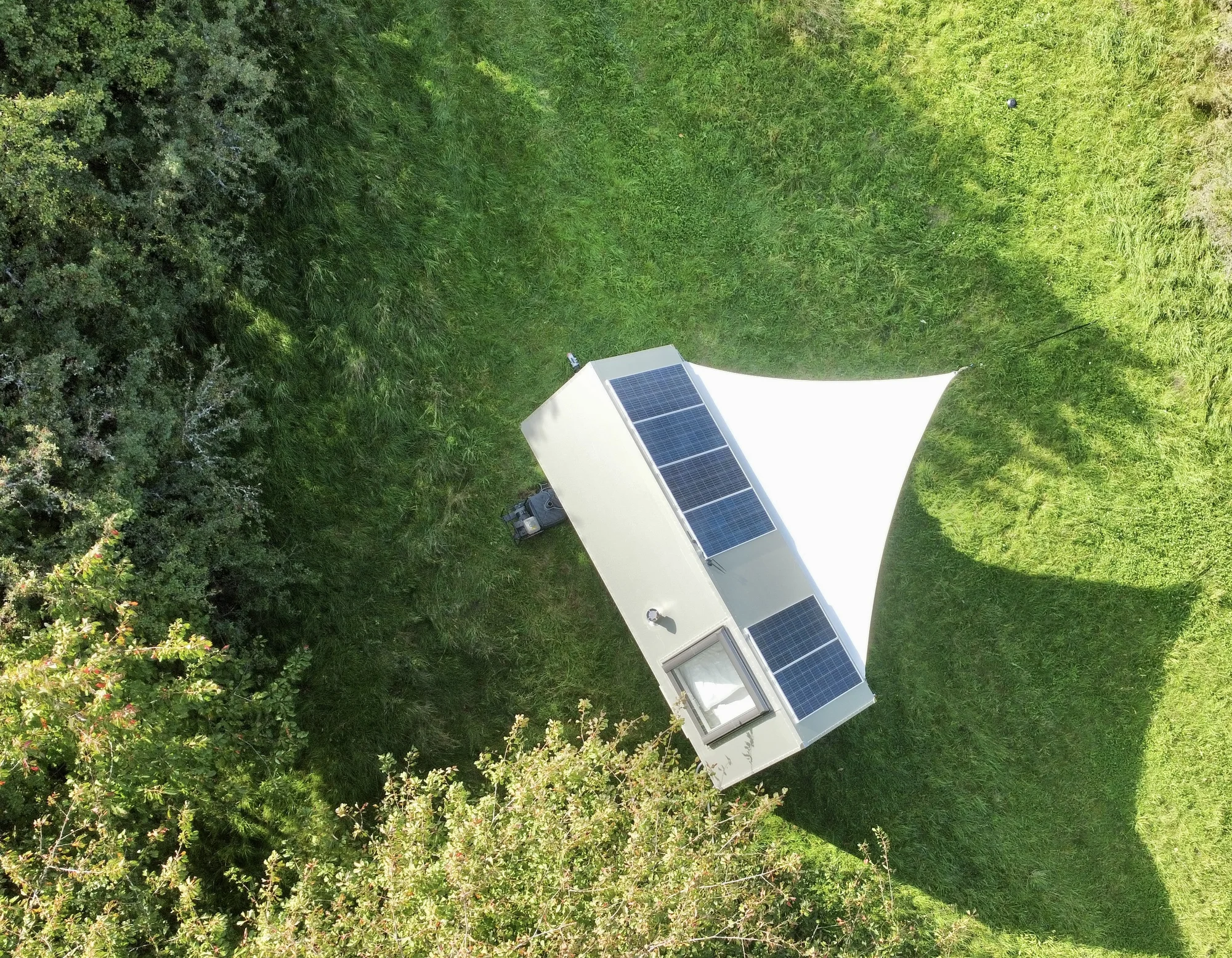 Glamping v moderním Tiny house u Semil pro pár i rodinu