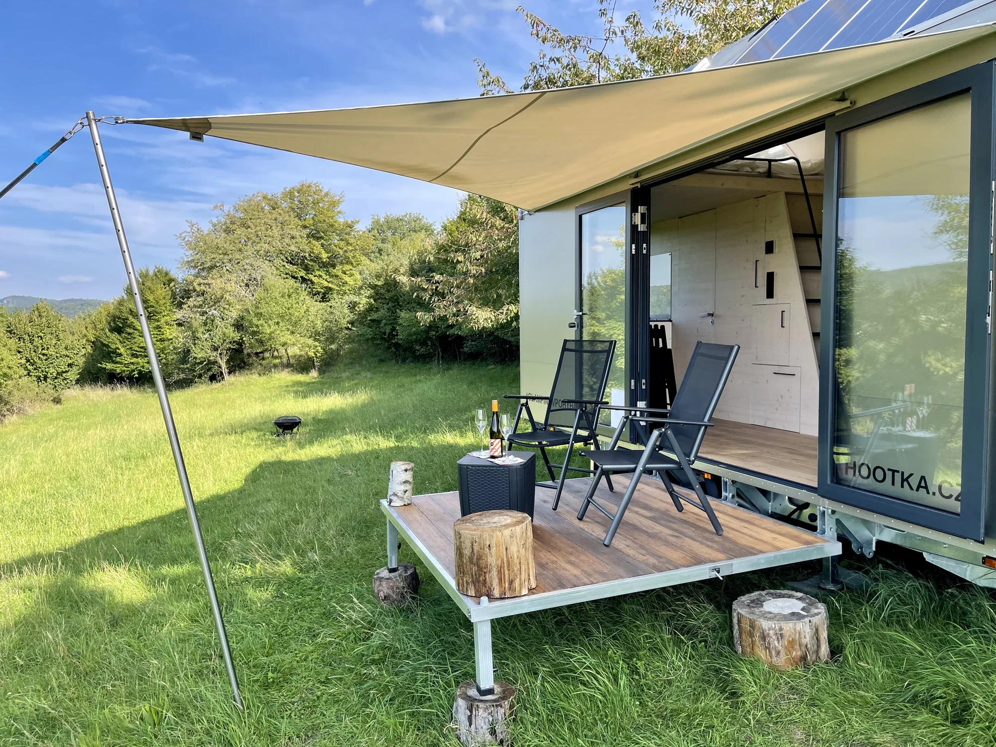 Glamping v moderním Tiny house u Semil pro pár i rodinu