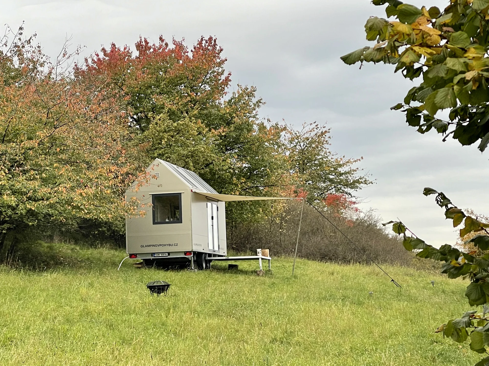 Glamping v moderním Tiny house u Semil pro pár i rodinu
