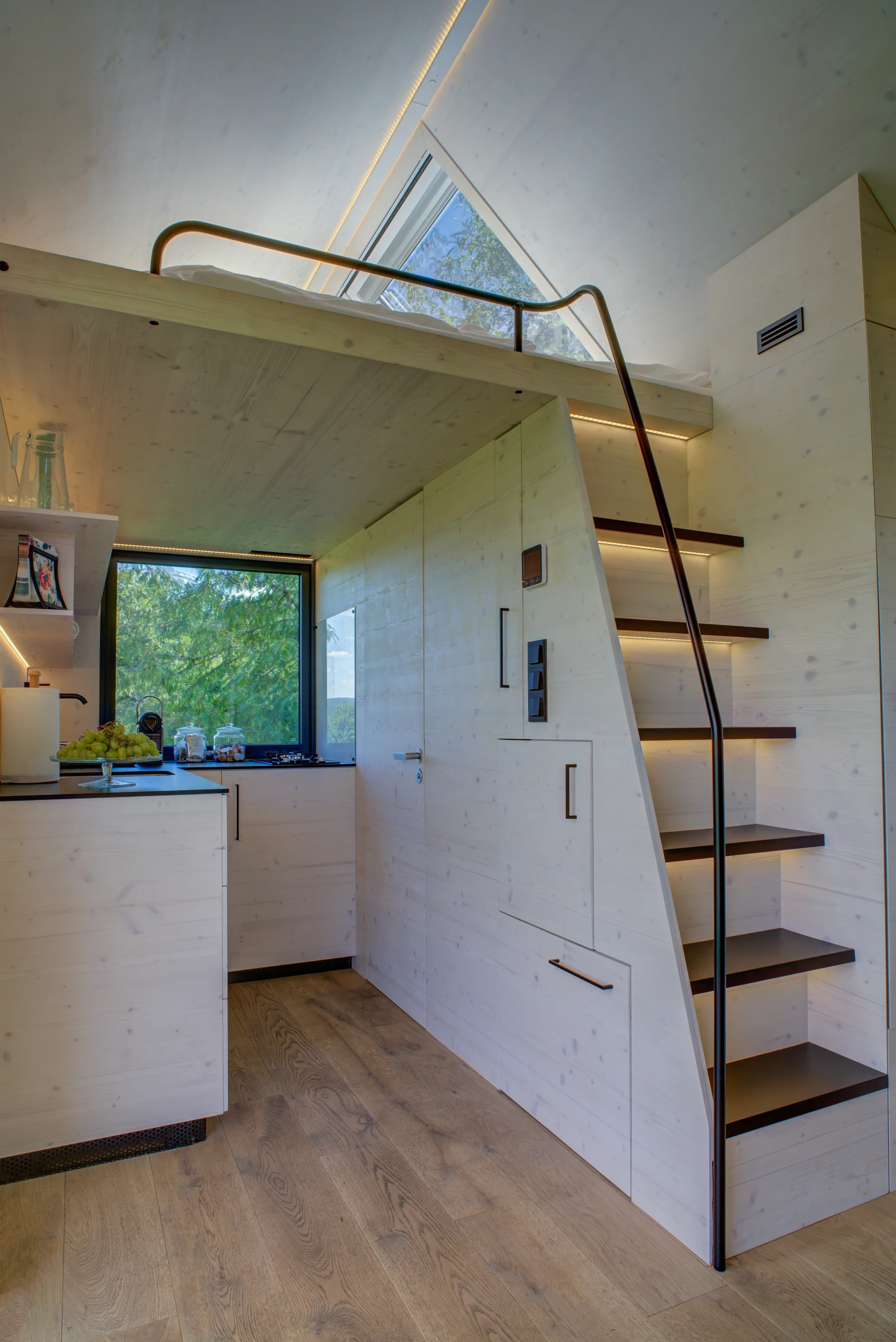 Glamping v moderním Tiny house u Semil pro pár i rodinu