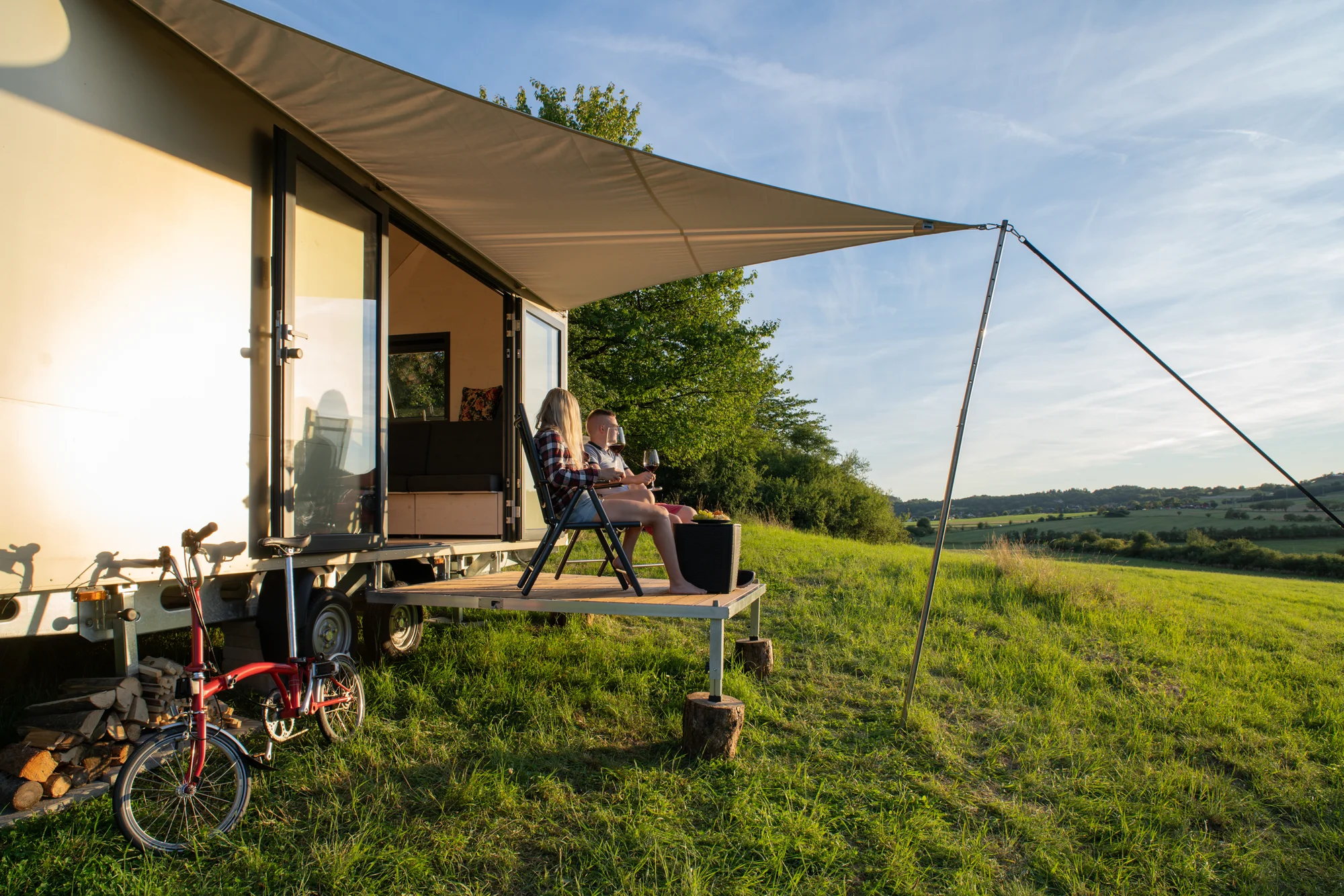 Glamping v moderním Tiny house u Semil pro pár i rodinu