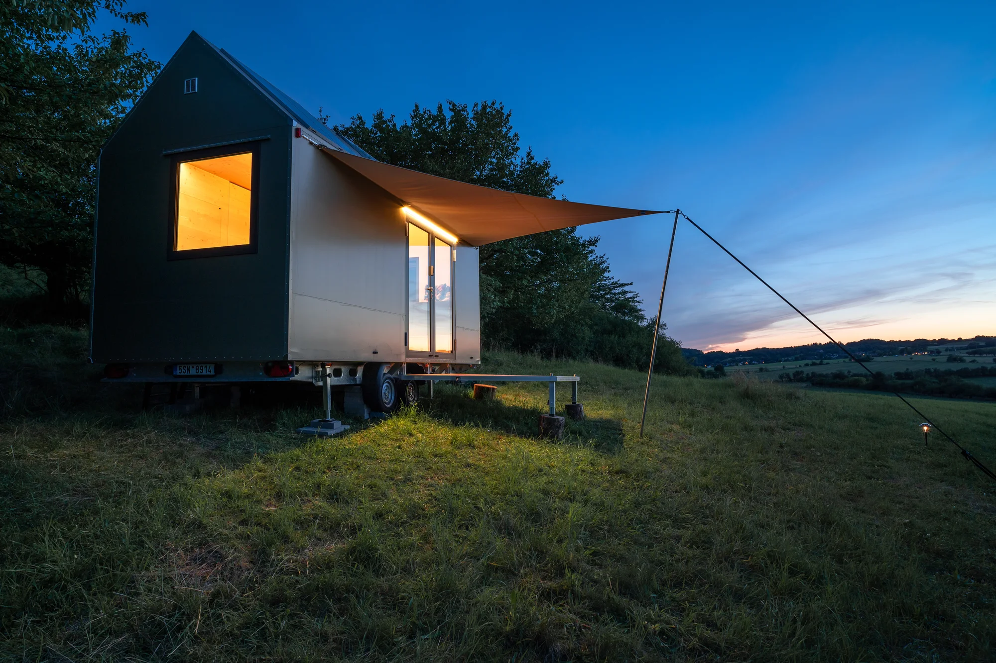 Glamping v moderním Tiny house u Semil pro pár i rodinu