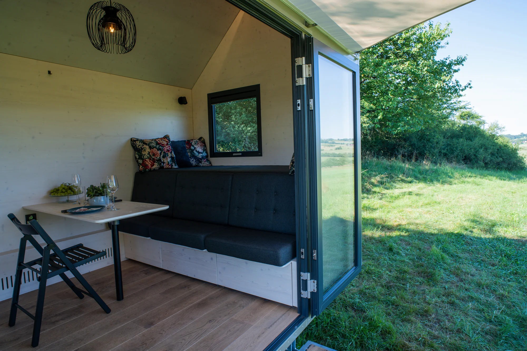 Glamping v moderním Tiny house u Semil pro pár i rodinu