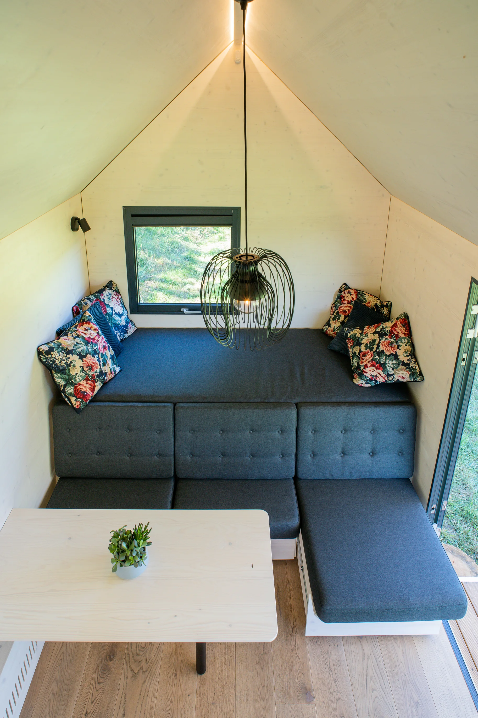 Glamping v moderním Tiny house u Semil pro pár i rodinu