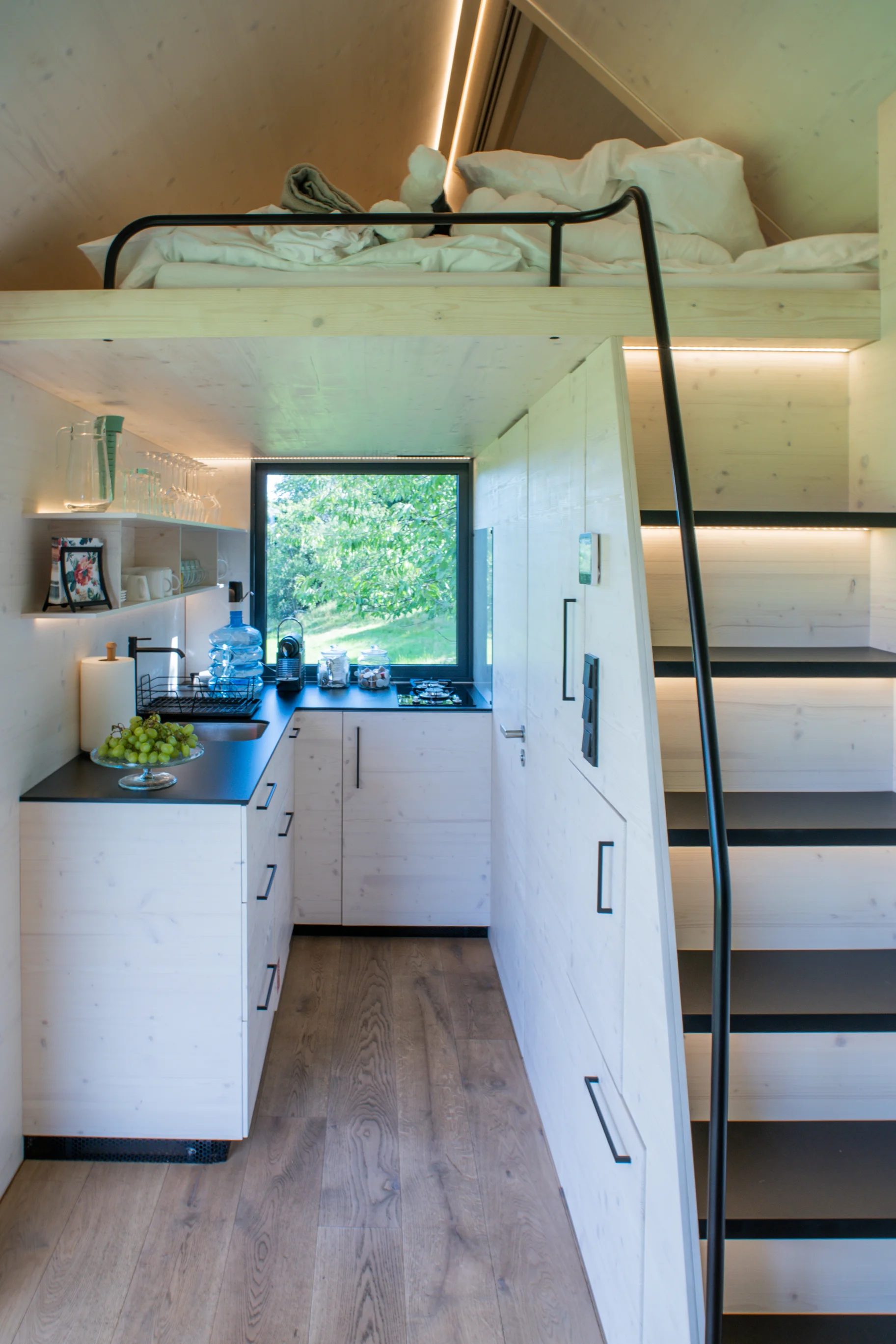 Glamping v moderním Tiny house u Semil pro pár i rodinu