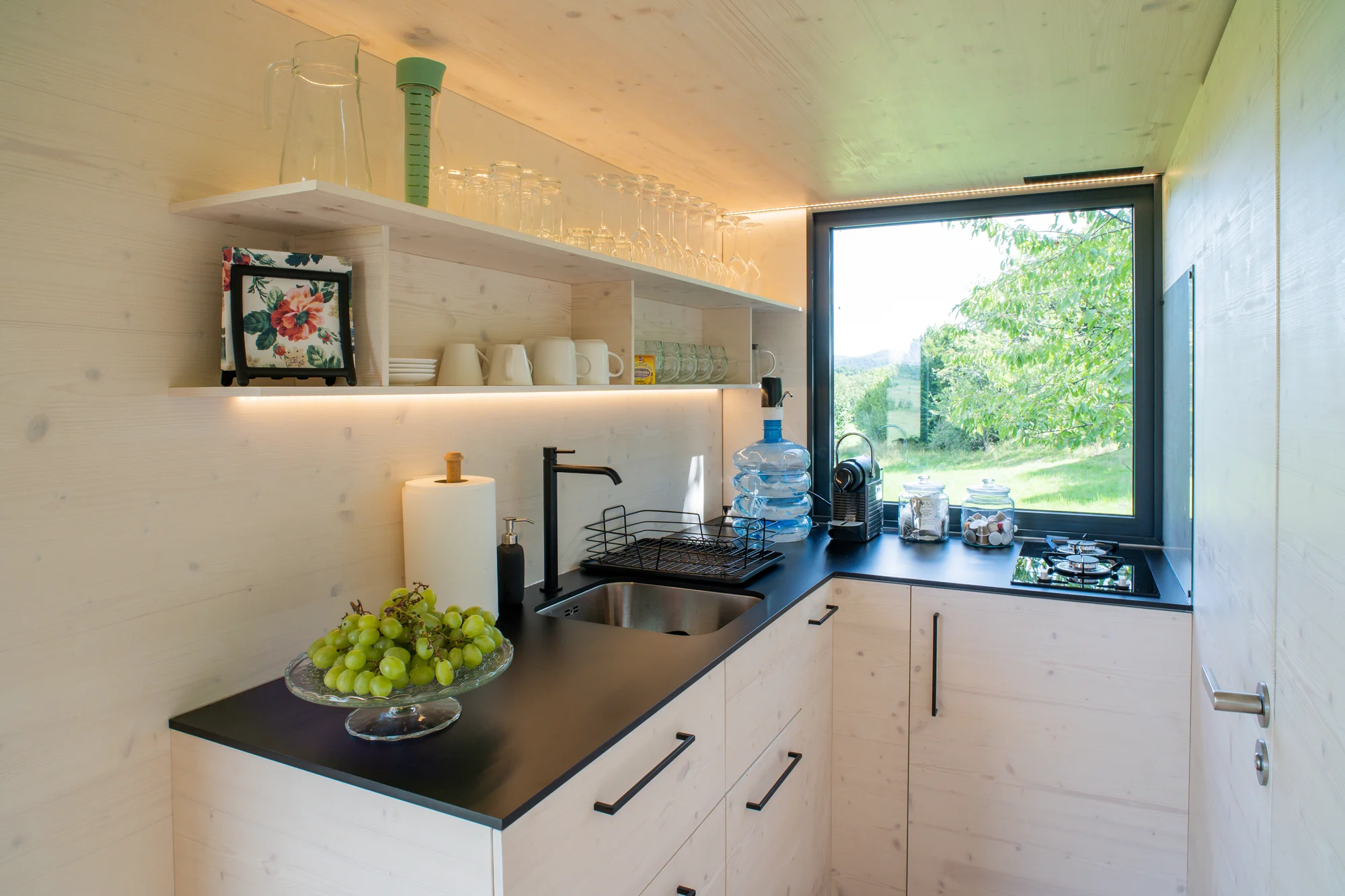 Glamping v moderním Tiny house u Semil pro pár i rodinu