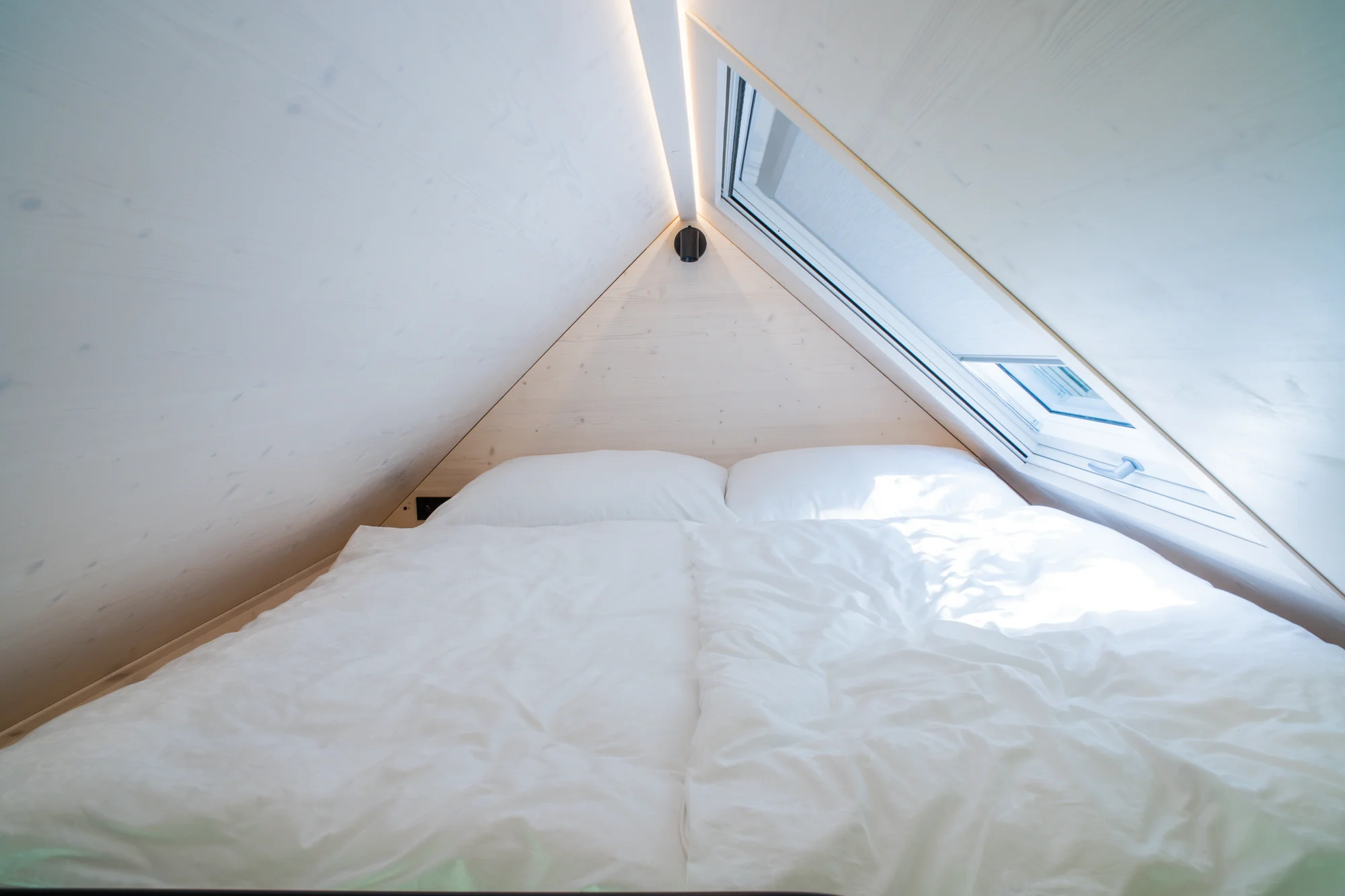 Glamping v moderním Tiny house u Semil pro pár i rodinu