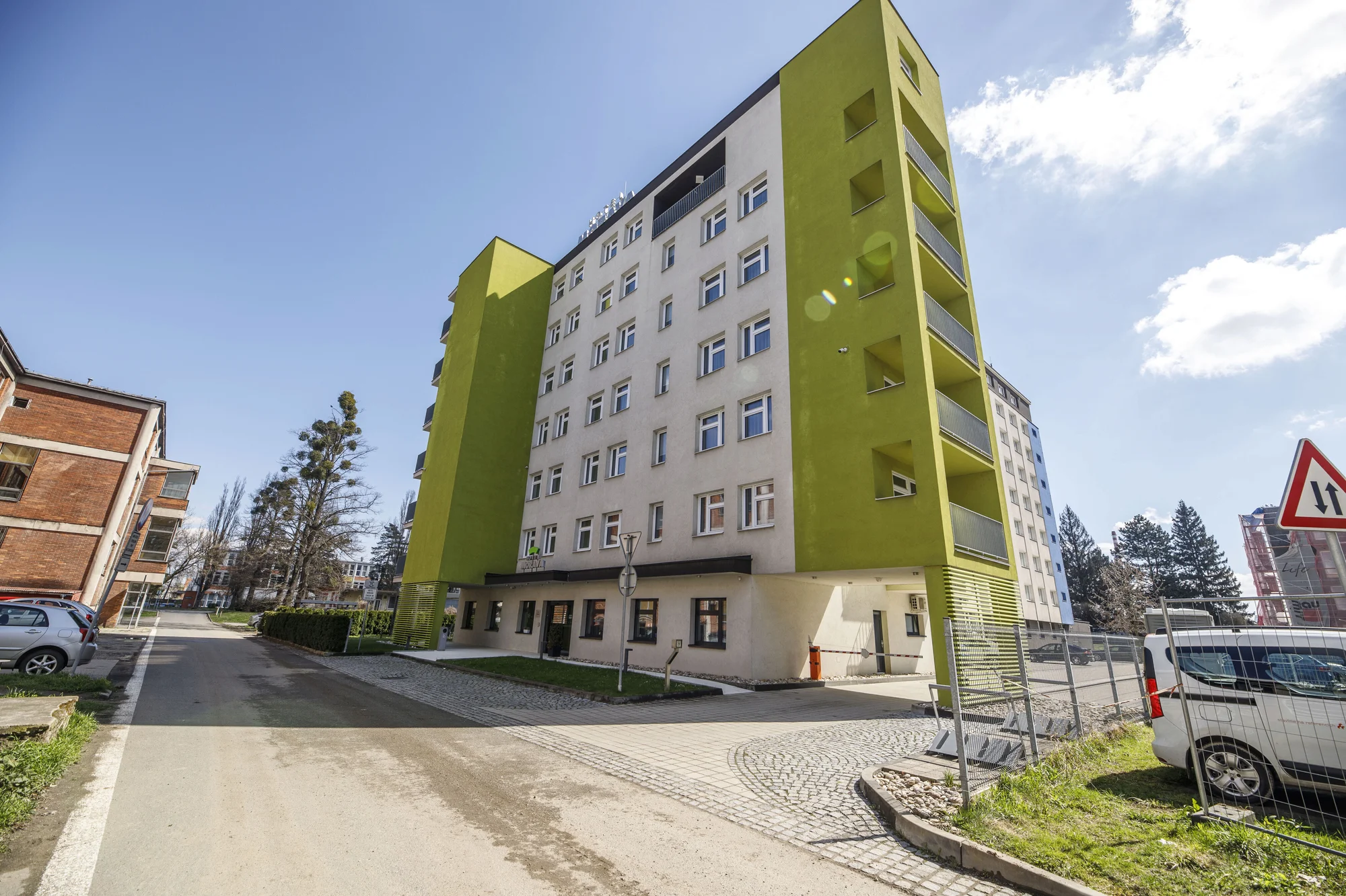 Pohoda nedaleko Baťova kanálu: moderní ubytování a bohaté snídaně