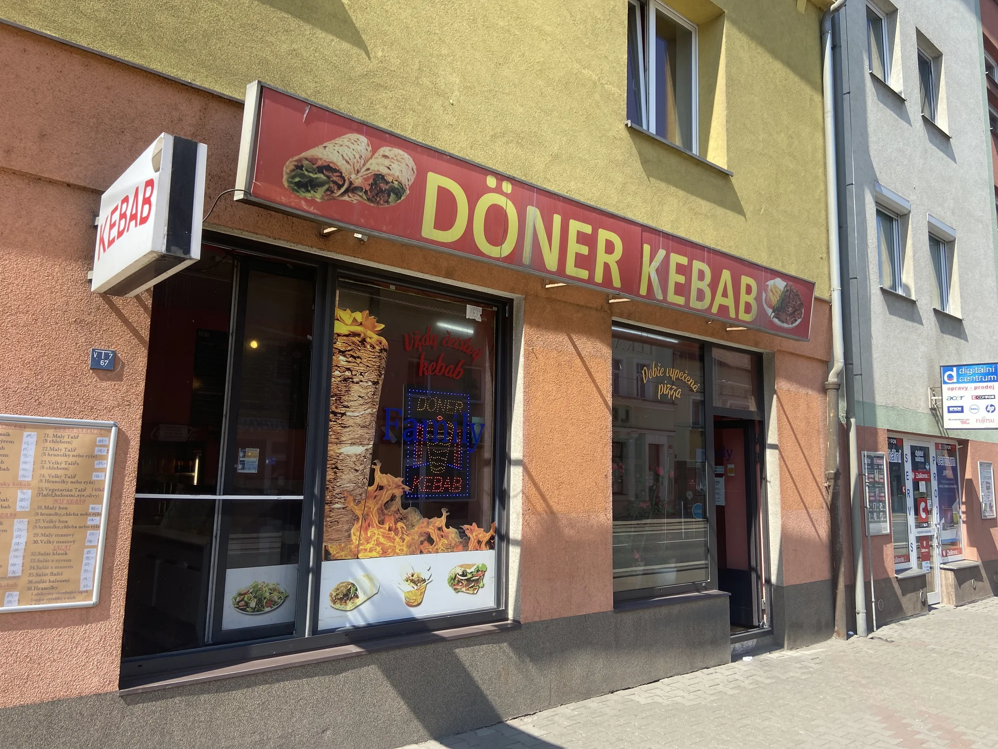 Kebab podle výběru: döner v chlebu či dürüm v tortile i se sýrem