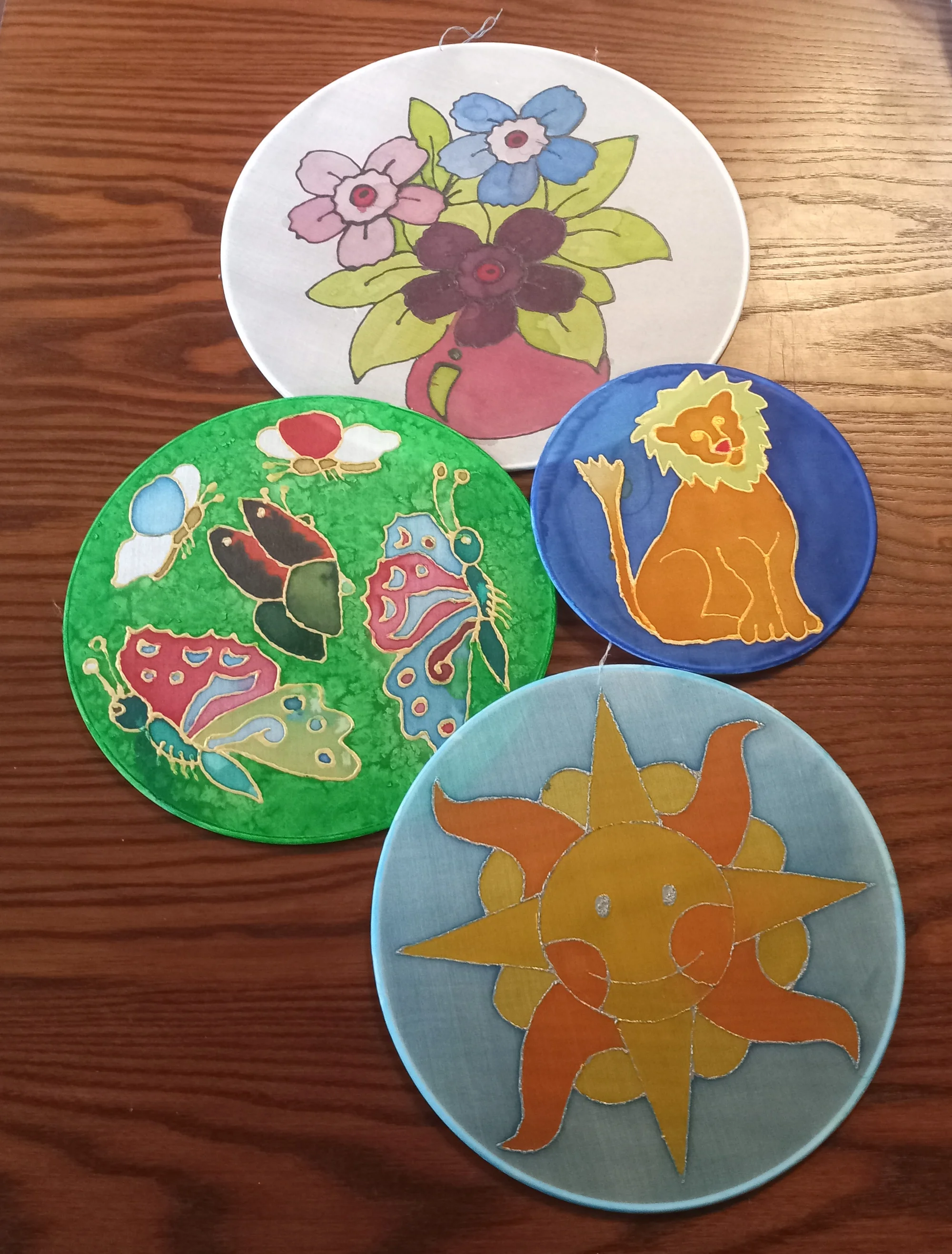 Výtvarný kurz dle výběru: výroba šperků, věnců, vitráží, malba na porcelán i batikování