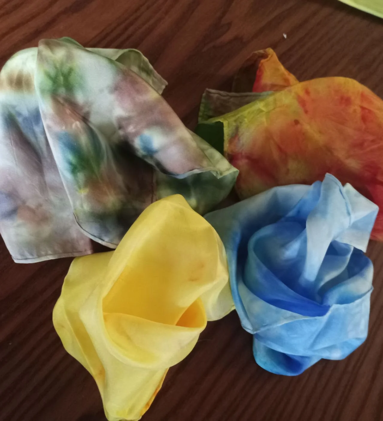 Výtvarný kurz dle výběru: výroba šperků, věnců, vitráží, malba na porcelán i batikování