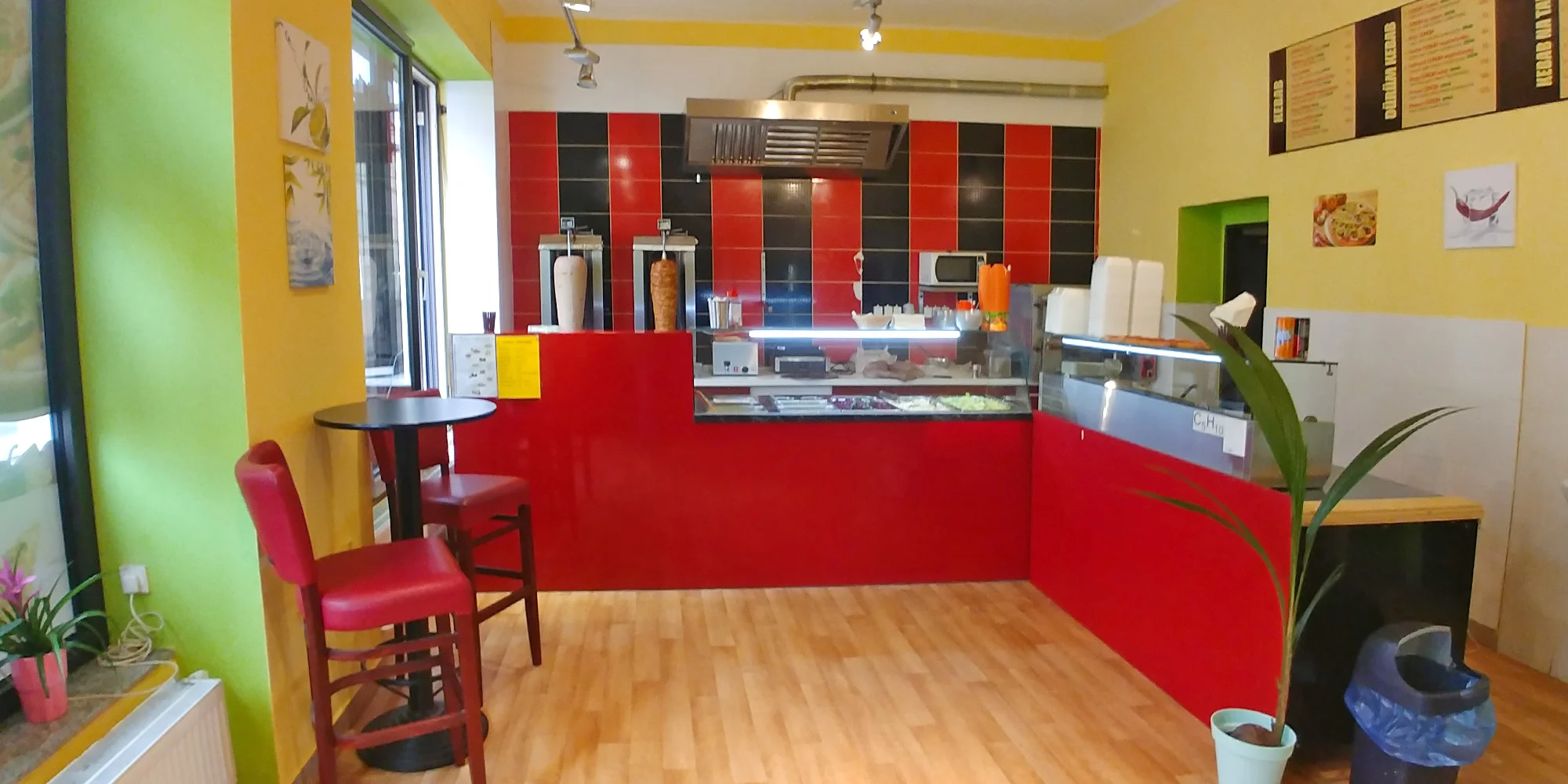 Velký kebab box pro jednoho: maso, zelenina, dresink a příloha podle výběru