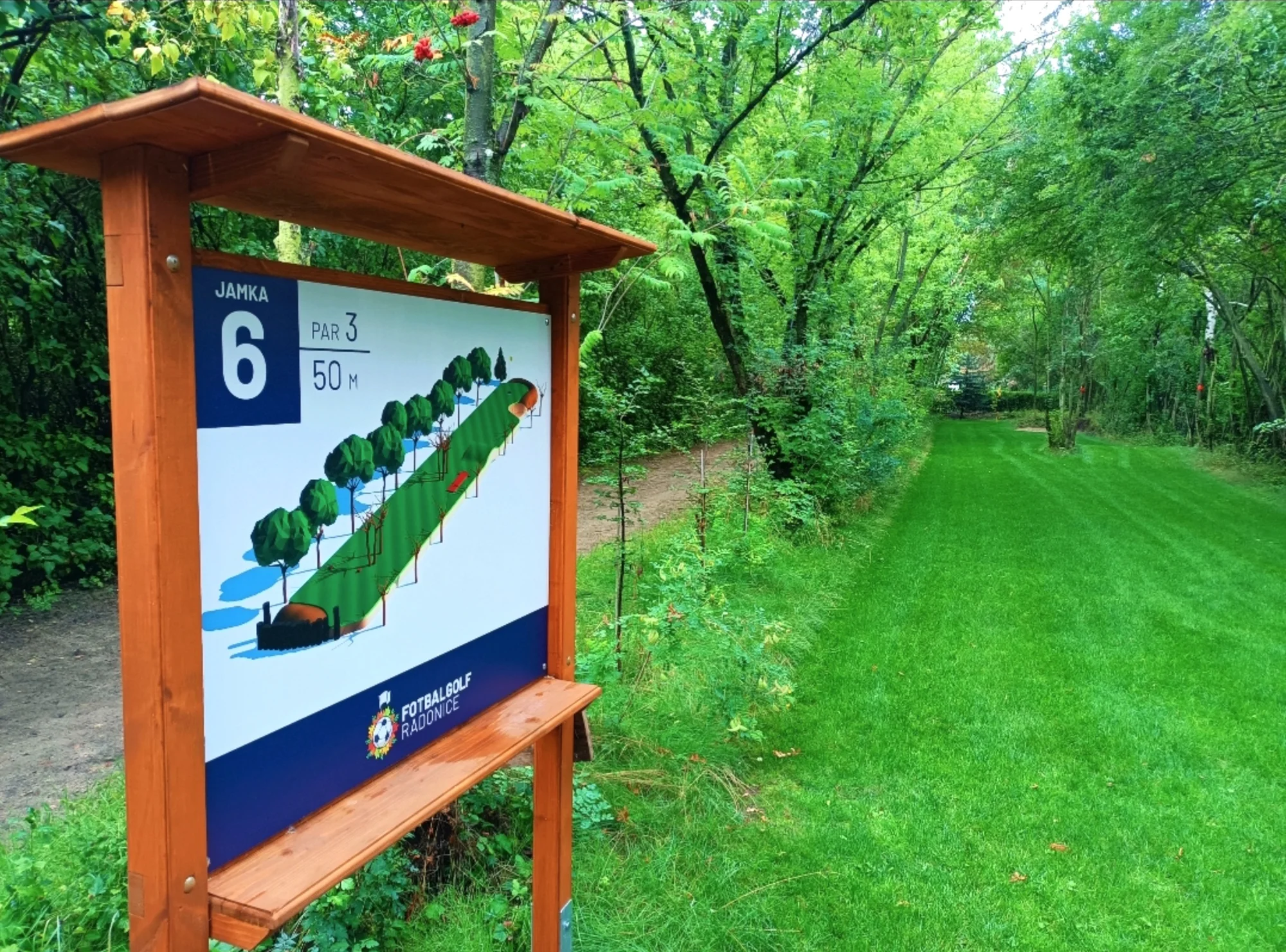 Zábavný fotbalgolf: jedna hra o 18 jamkách pro dospělé i rodinu