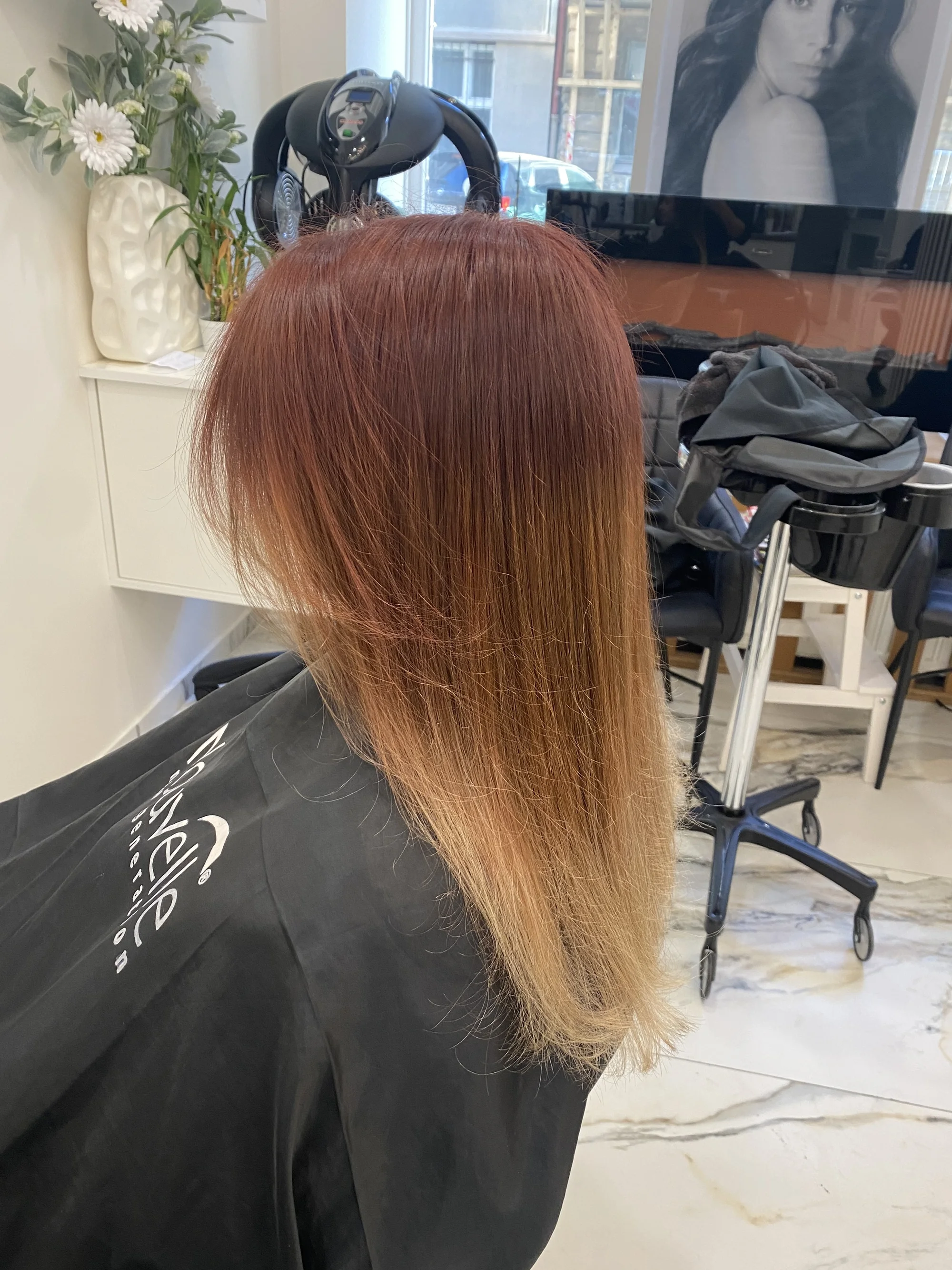 Dámský střih, melír, balayage i barvení přírodní barvou v salonu na Vinohradech
