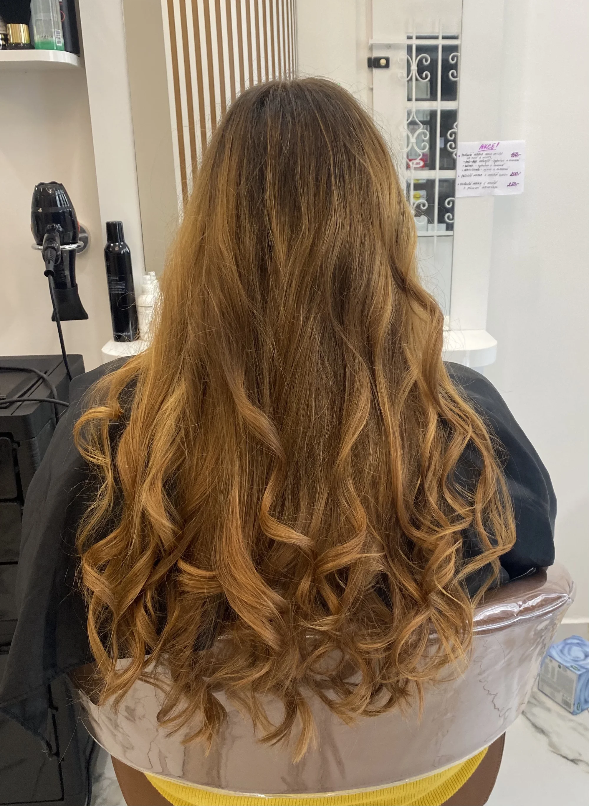 Dámský střih, melír, balayage i barvení přírodní barvou v salonu na Vinohradech